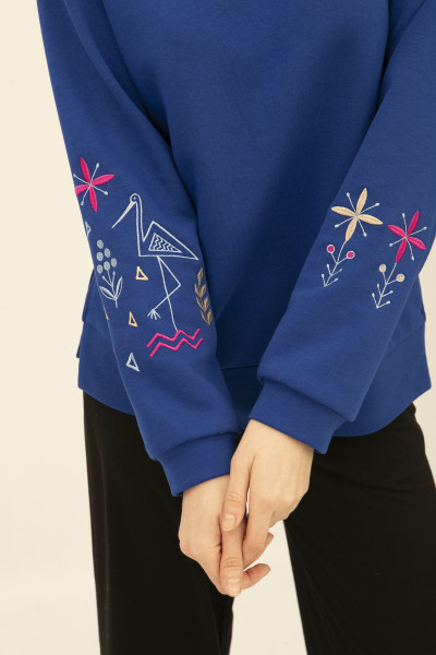 Синій трикотажний світшот з вишивкою на рукавах Лелека 26