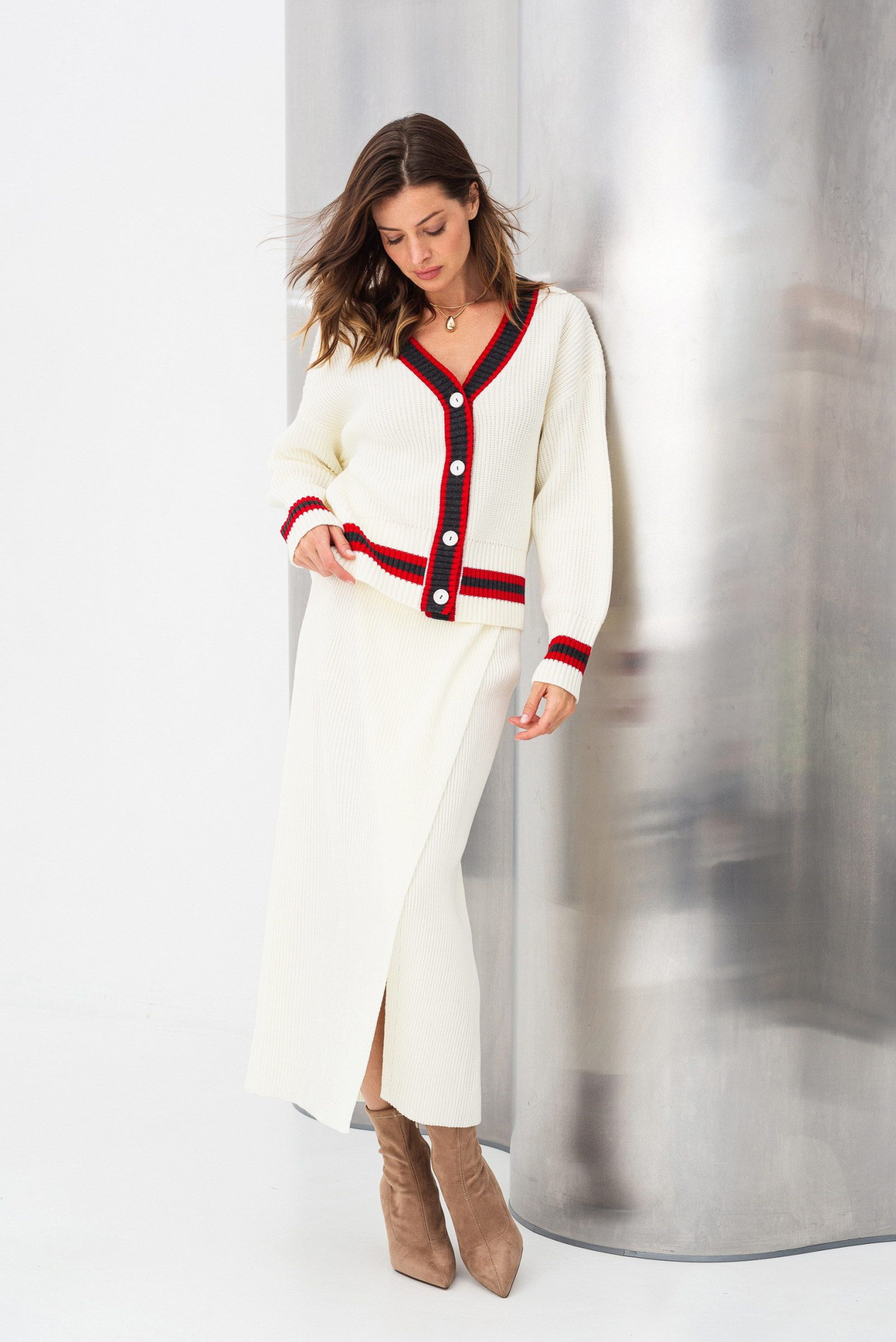 Молочна спідниця на запах  довжиною міді 24217001