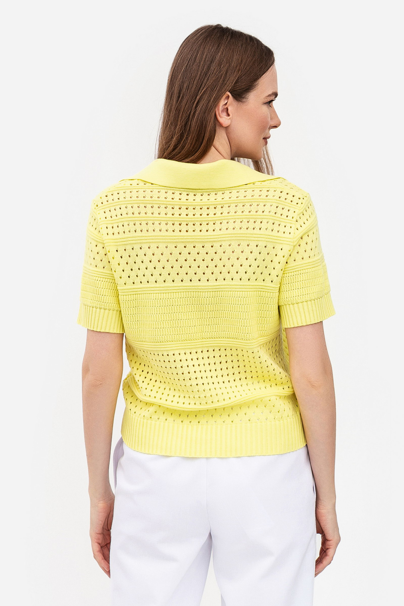 Жіночий джемпер з коміром поло жовтого кольору 25107001