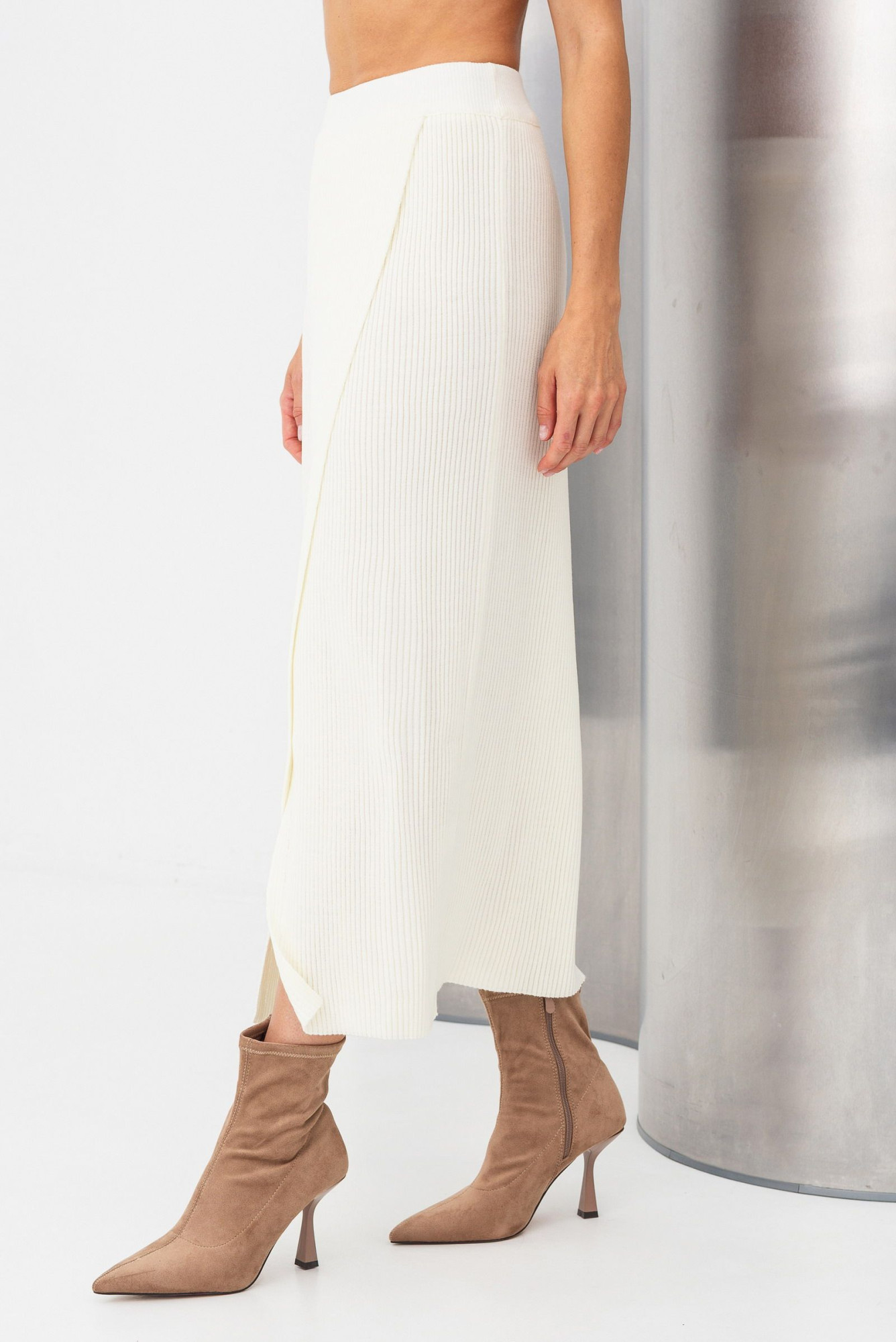 Молочна спідниця на запах  довжиною міді 24217001