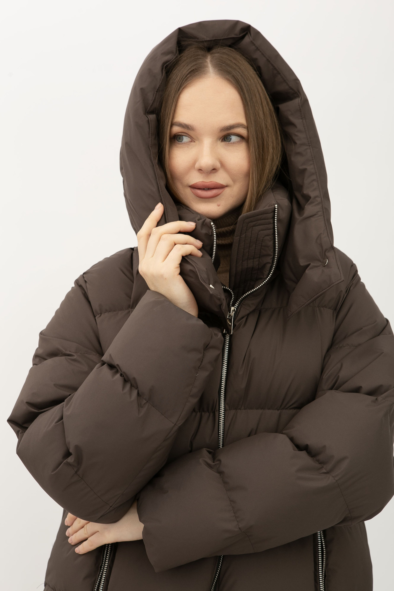 Стьобаний пуховик шоколодного кольору середньої довжини 2405/2024