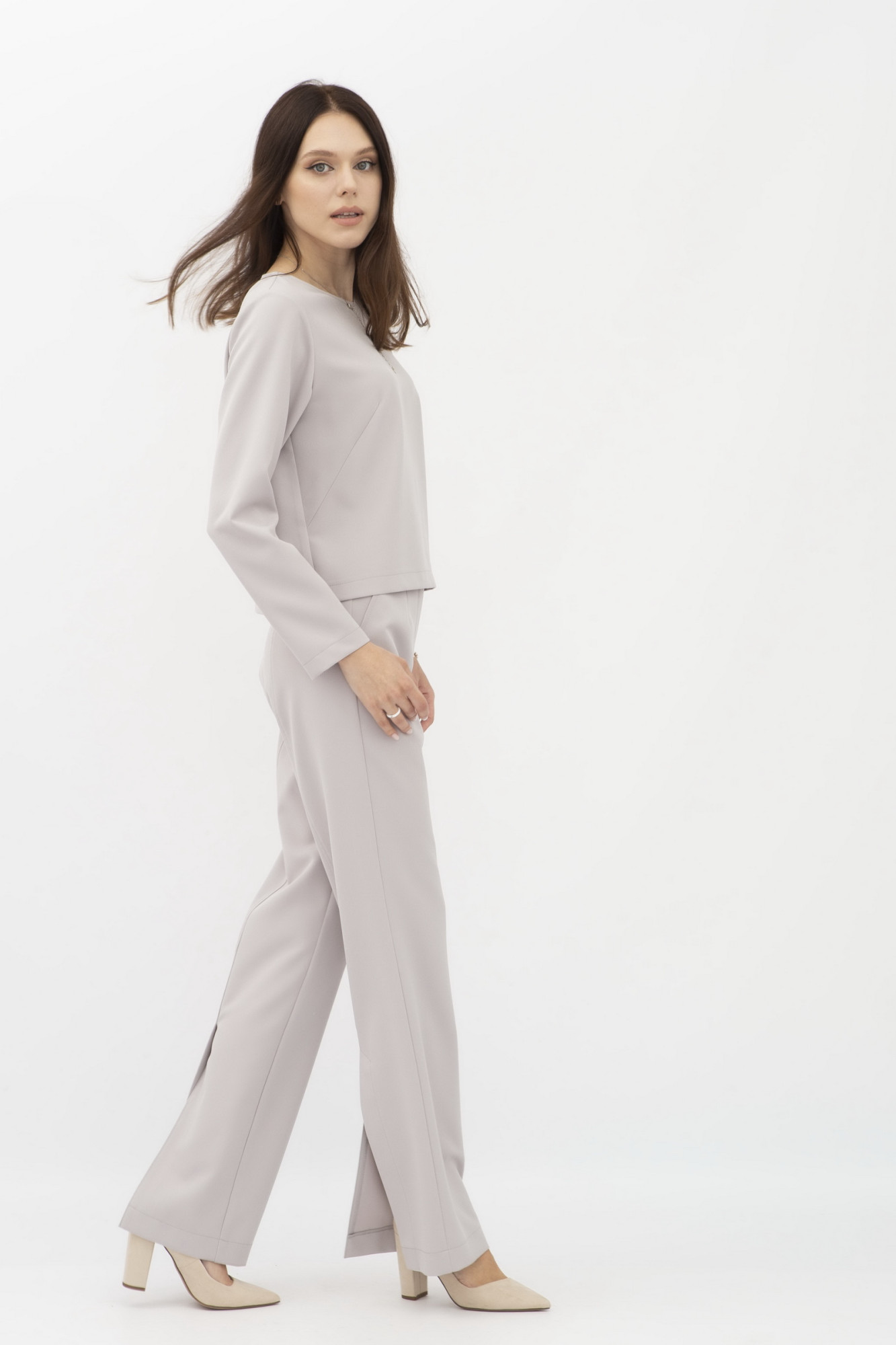 Жіночий сірий костюм з блузою та штанами з костюмної тканини Тєміт