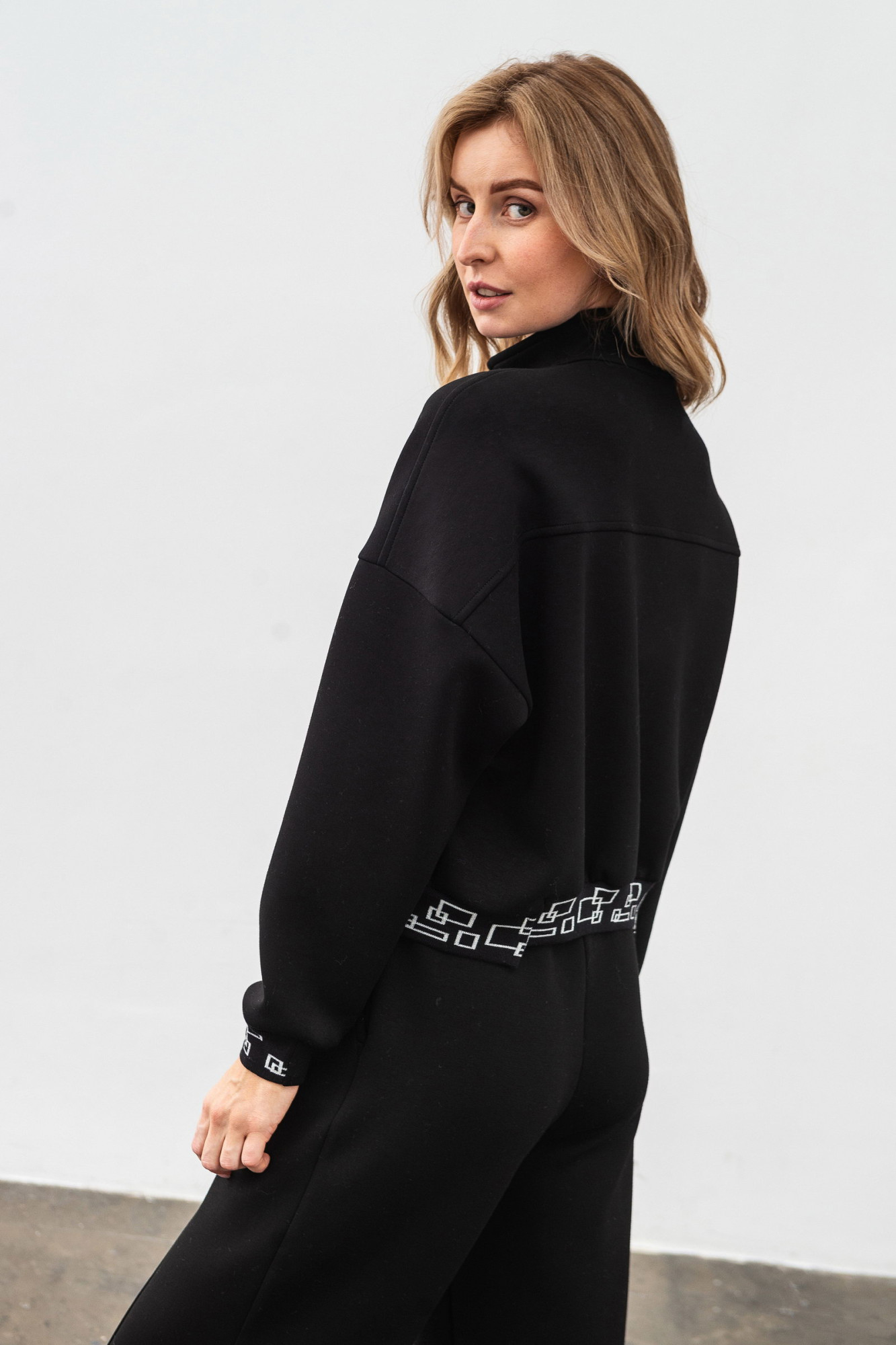 Куртка-бомбер з трикотажу вільного силуету чорного  кольору Нембус 01