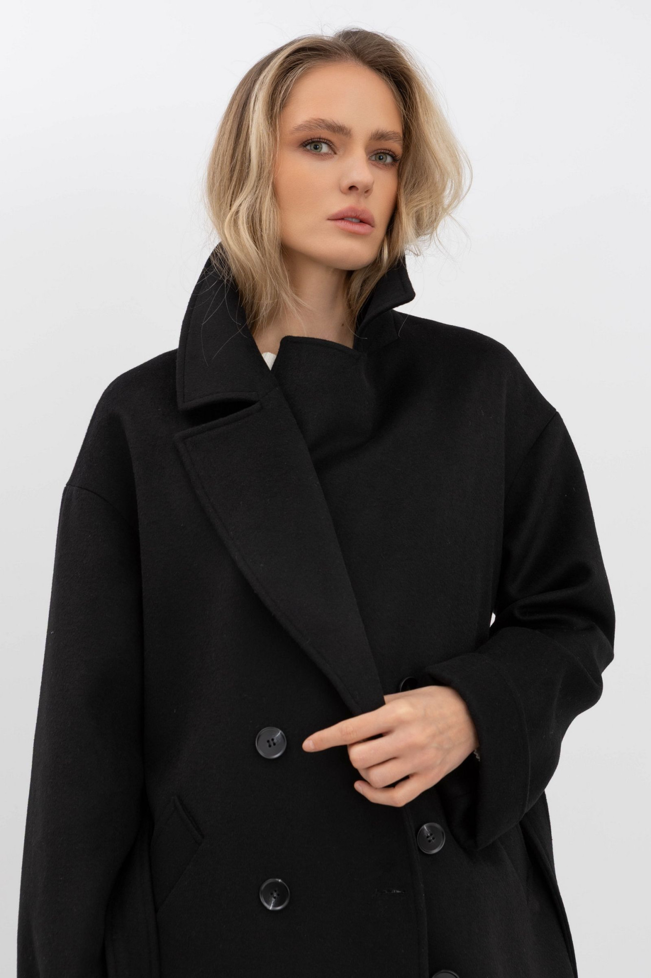 Класичне двобортне пальто чорного кольору 770/2025