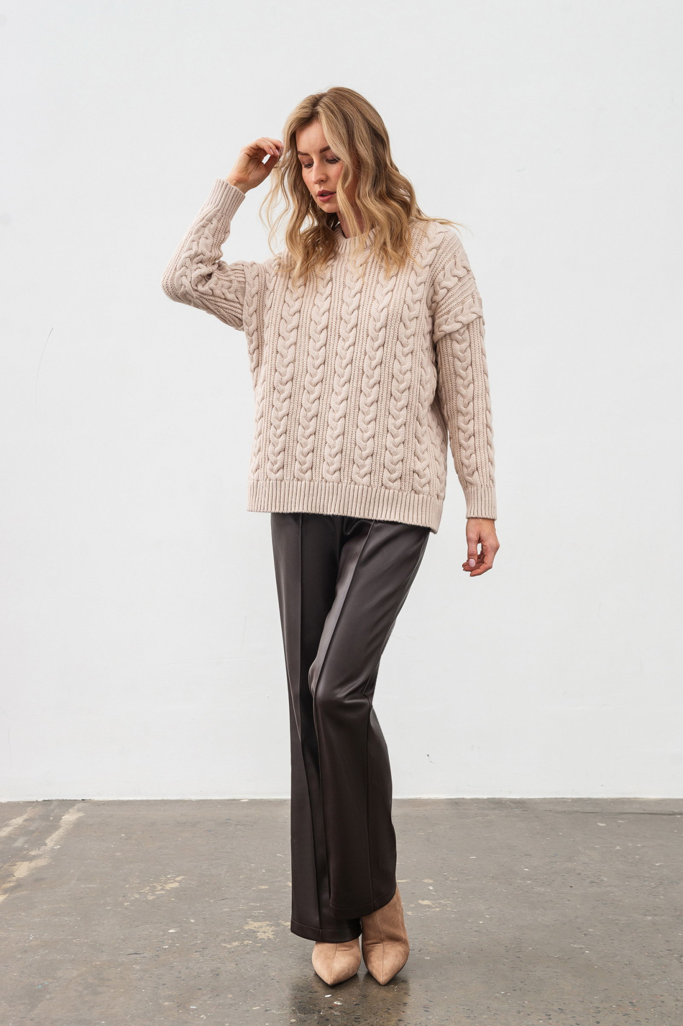 В'язаний подовжений джемпер оверсайз молочного кольору 4590/2024