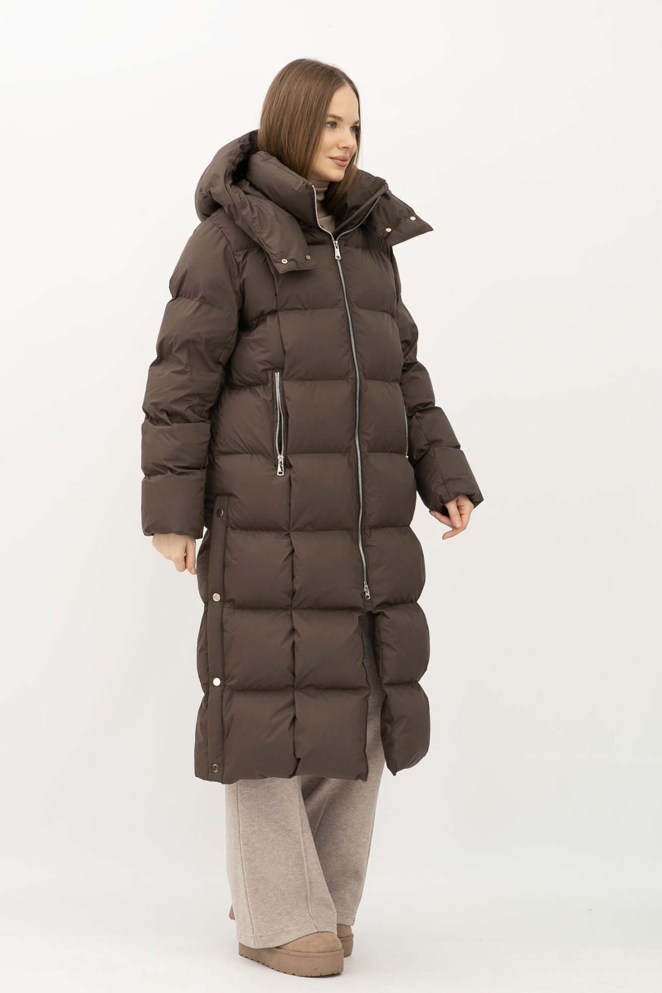 Стьобаний пуховик шоколодного кольору середньої довжини 2405/2024