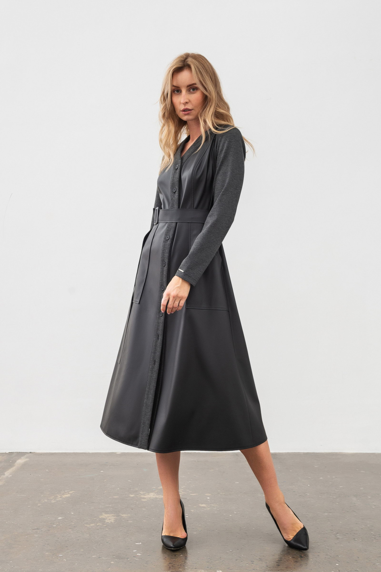 Пряма сукня-сорочка міді довжини з еко шкіри чорного кольору Яглія