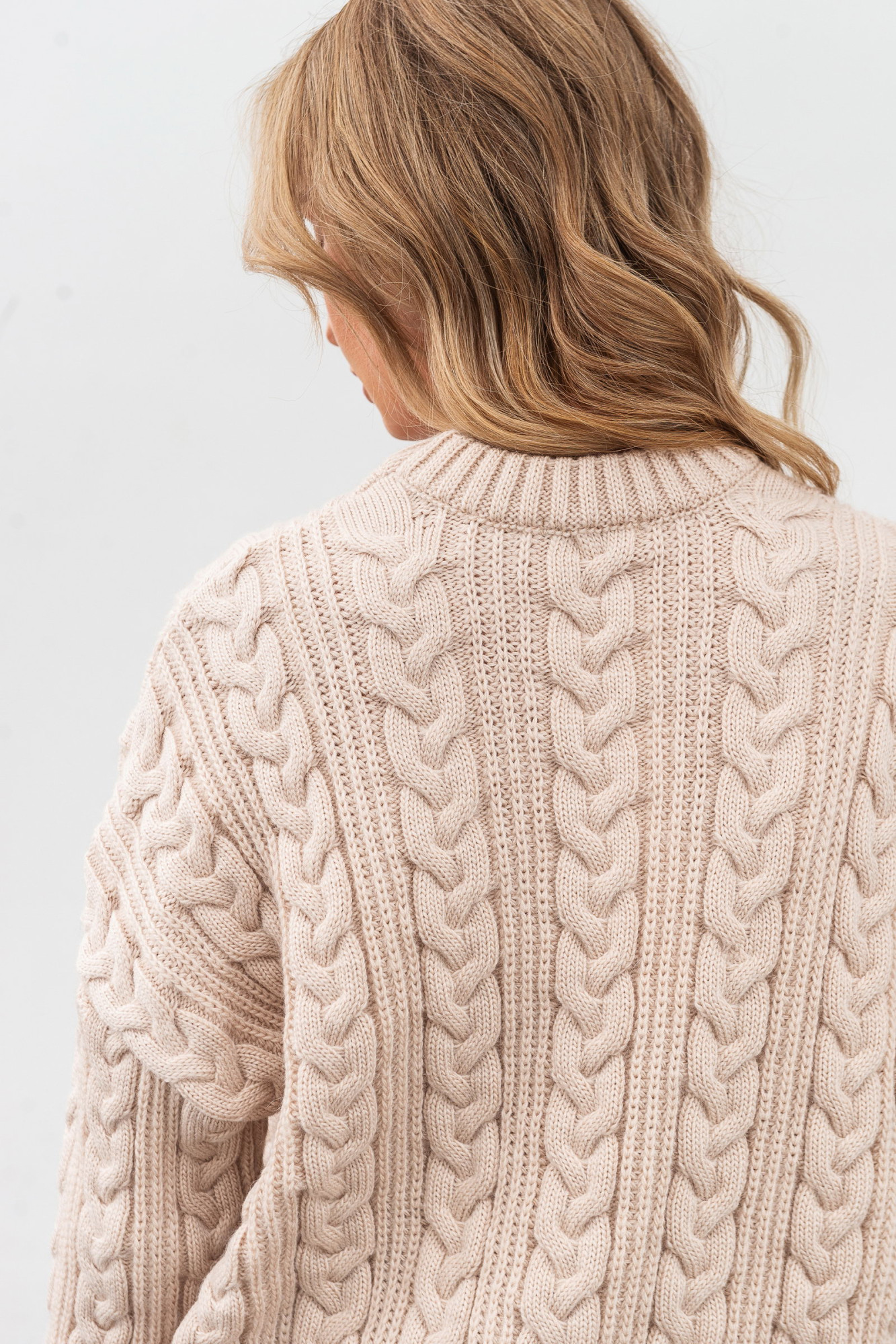 В'язаний подовжений джемпер оверсайз молочного кольору 4590/2024