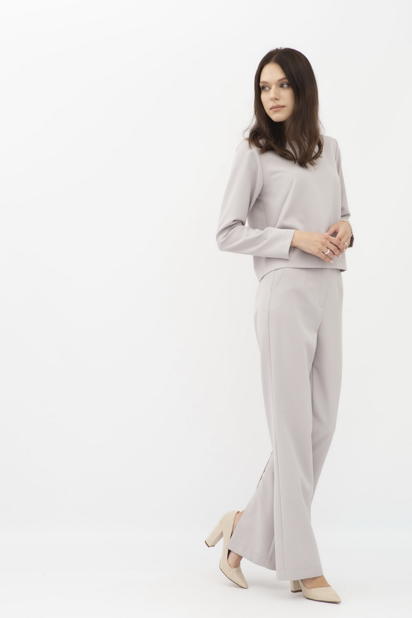 Жіночий сірий костюм з блузою та штанами з костюмної тканини Тєміт