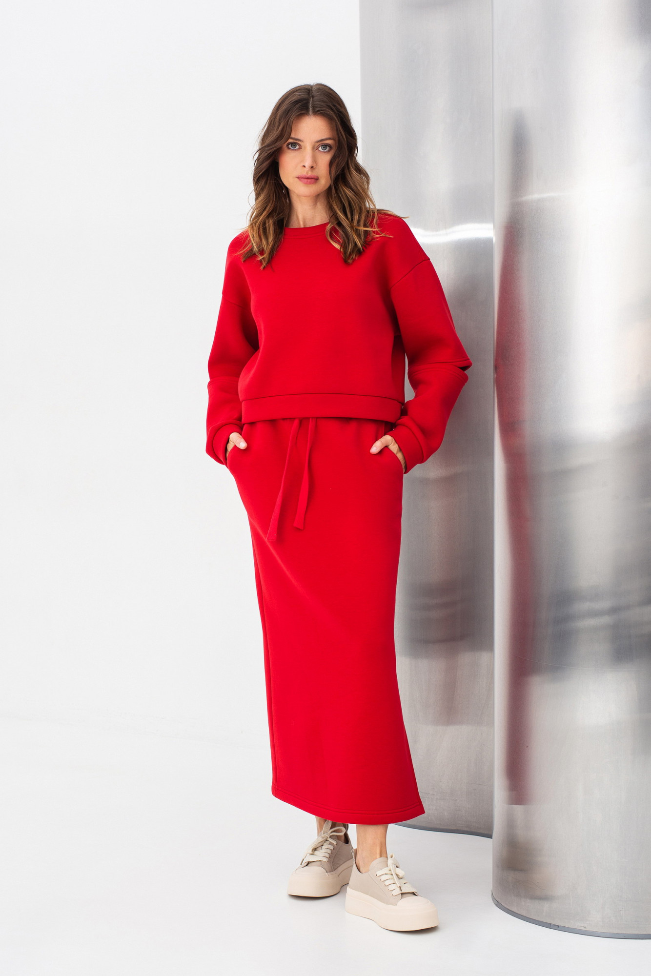 Спідниця трикотажна червоного кольору довжини міді з розрізом Жалін