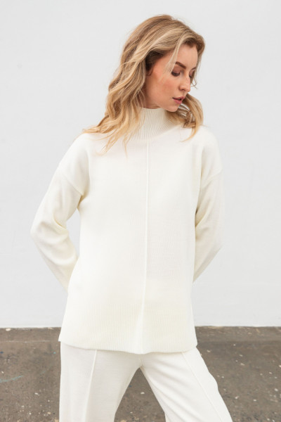 Трикотажний джемпер молочного кольору вільного силуету 24207100