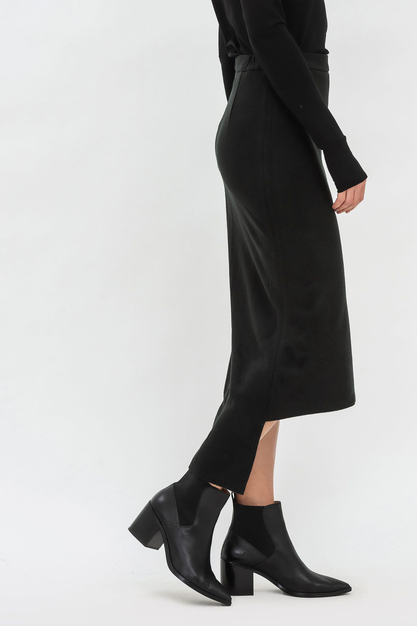 Трикотажна спідниця міді чорна з асиметричним низом Наокі