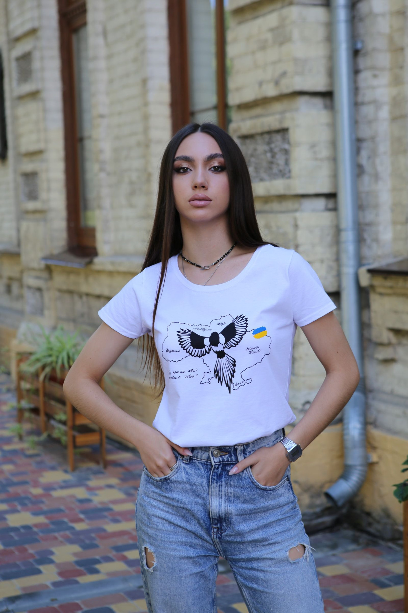 Футболка біла з авторським малюнком Футболка з сорокою