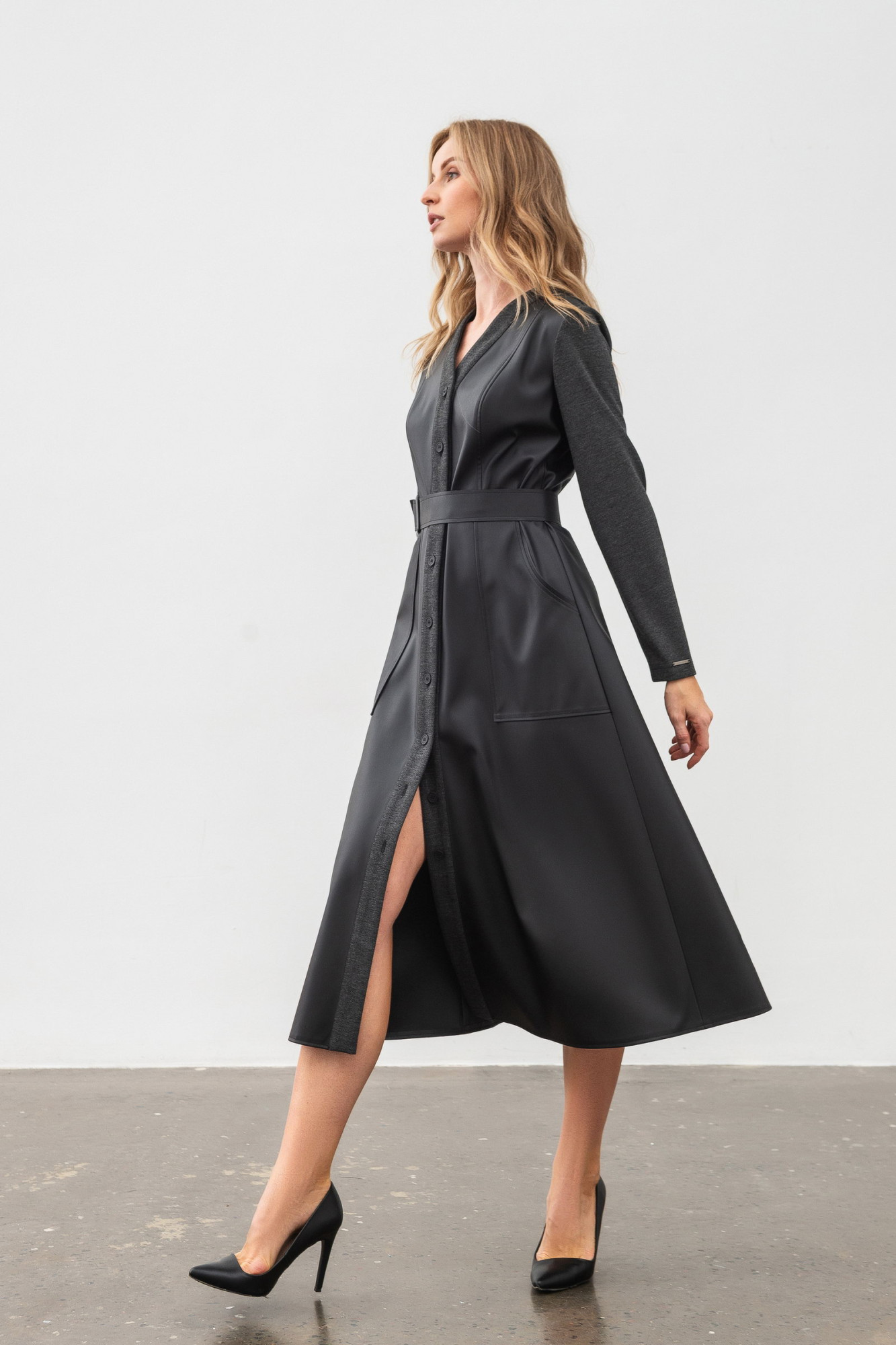 Пряма сукня-сорочка міді довжини з еко шкіри чорного кольору Яглія