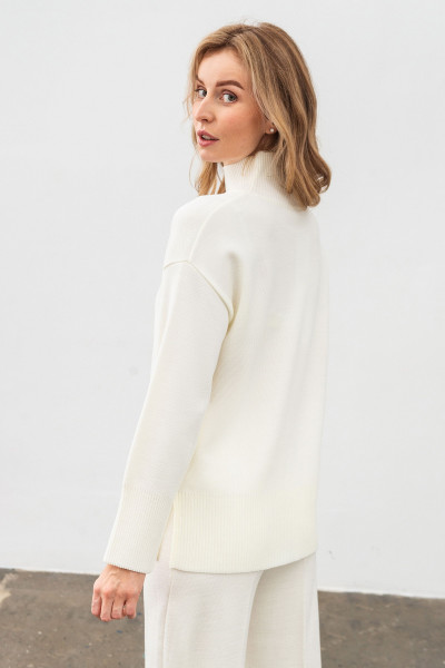 Трикотажний джемпер молочного кольору вільного силуету 24207100