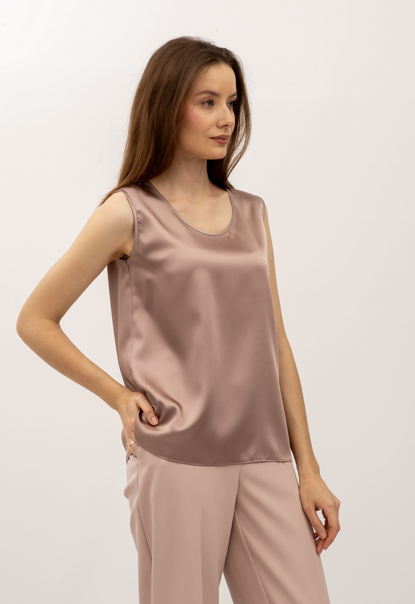 Шовкова майка з широкими плечима  кольору капучино Донато 08