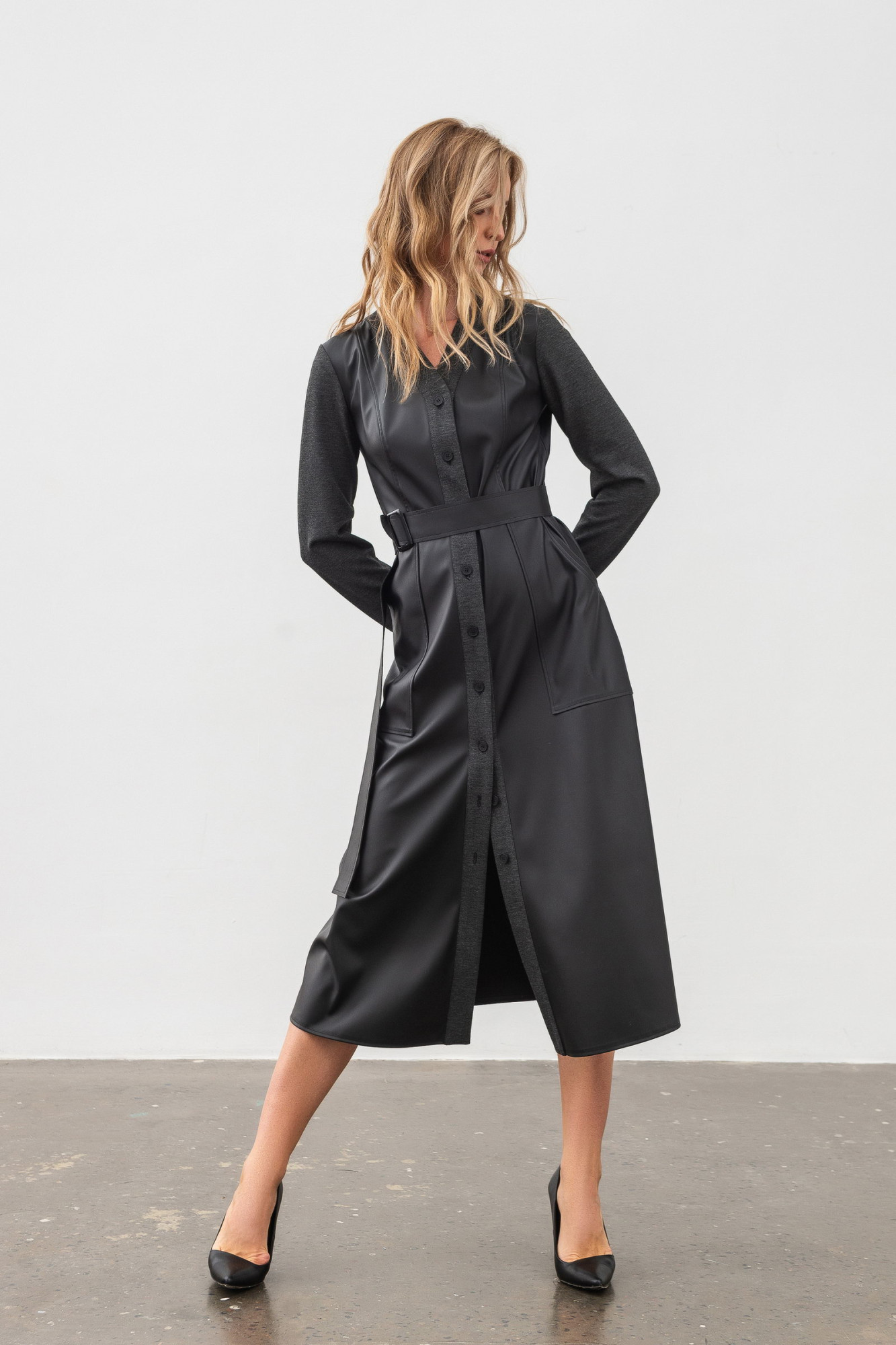 Пряма сукня-сорочка міді довжини з еко шкіри чорного кольору Яглія