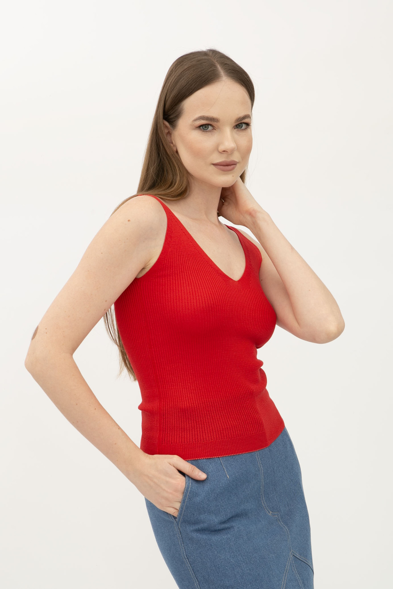 Червона майка в рубчик з глибоким вирізом 24100506