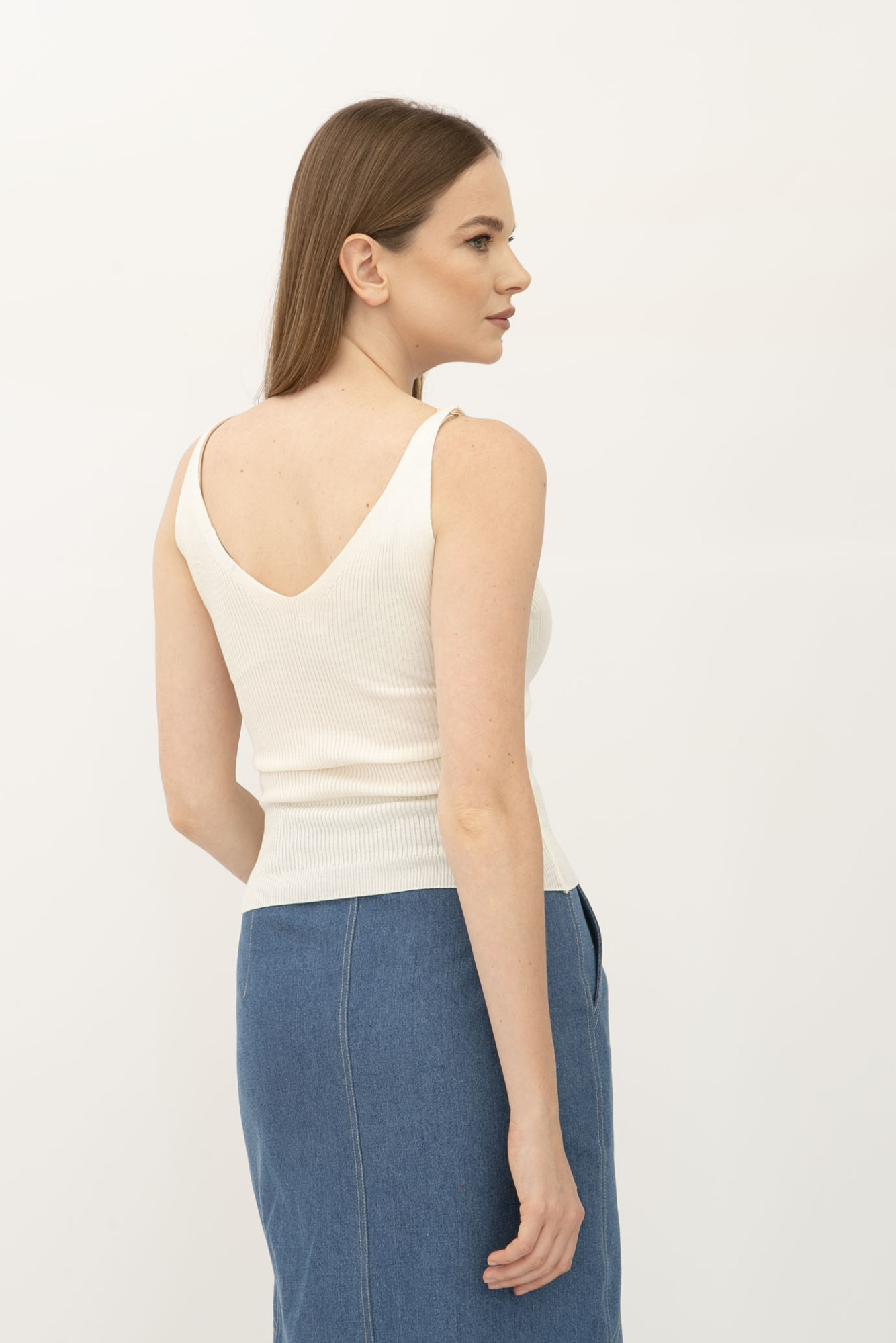 Молочна майка в рубчик з глибоким вирізом 24100501