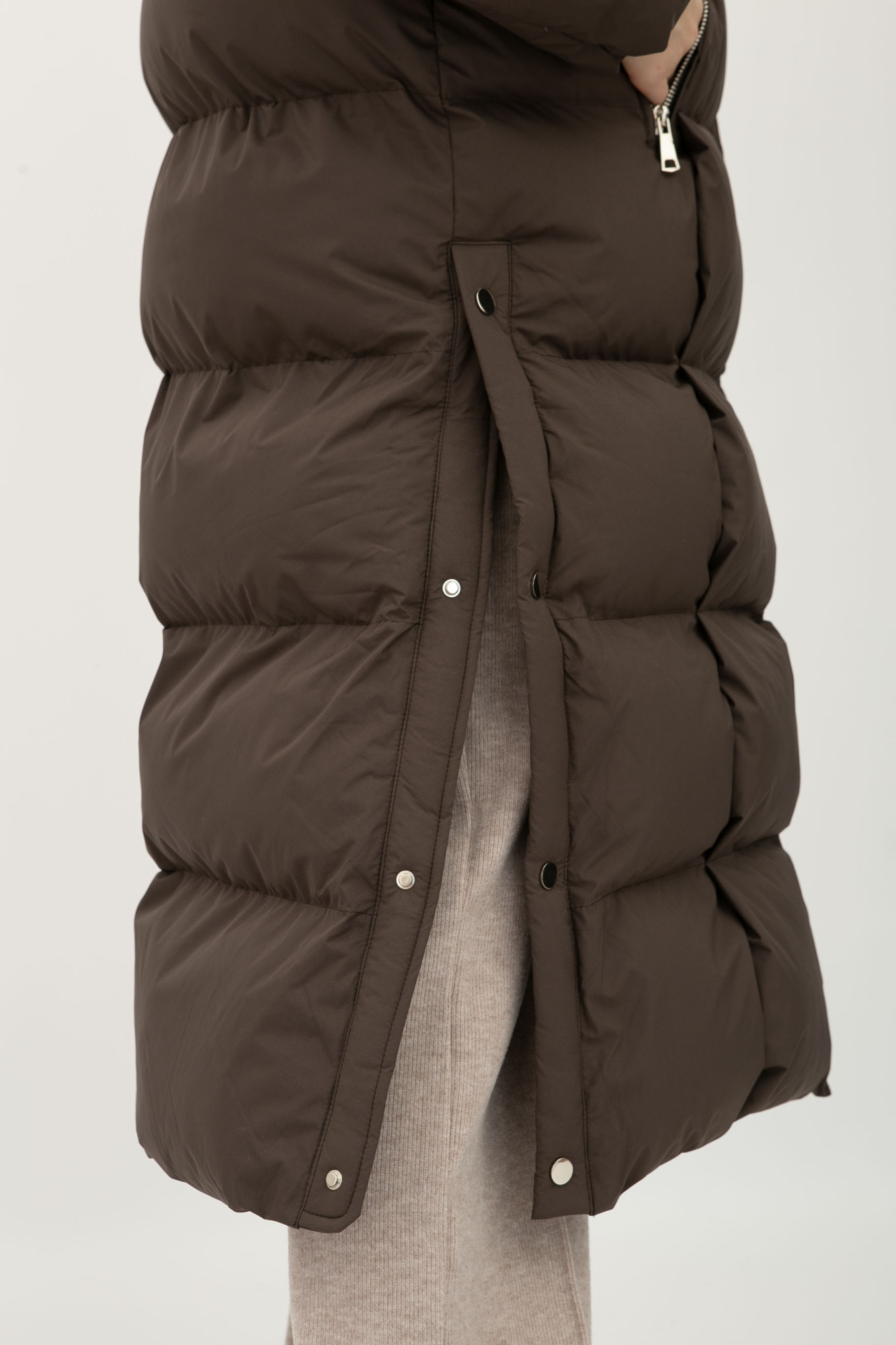 Стьобаний пуховик шоколодного кольору середньої довжини 2405/2024