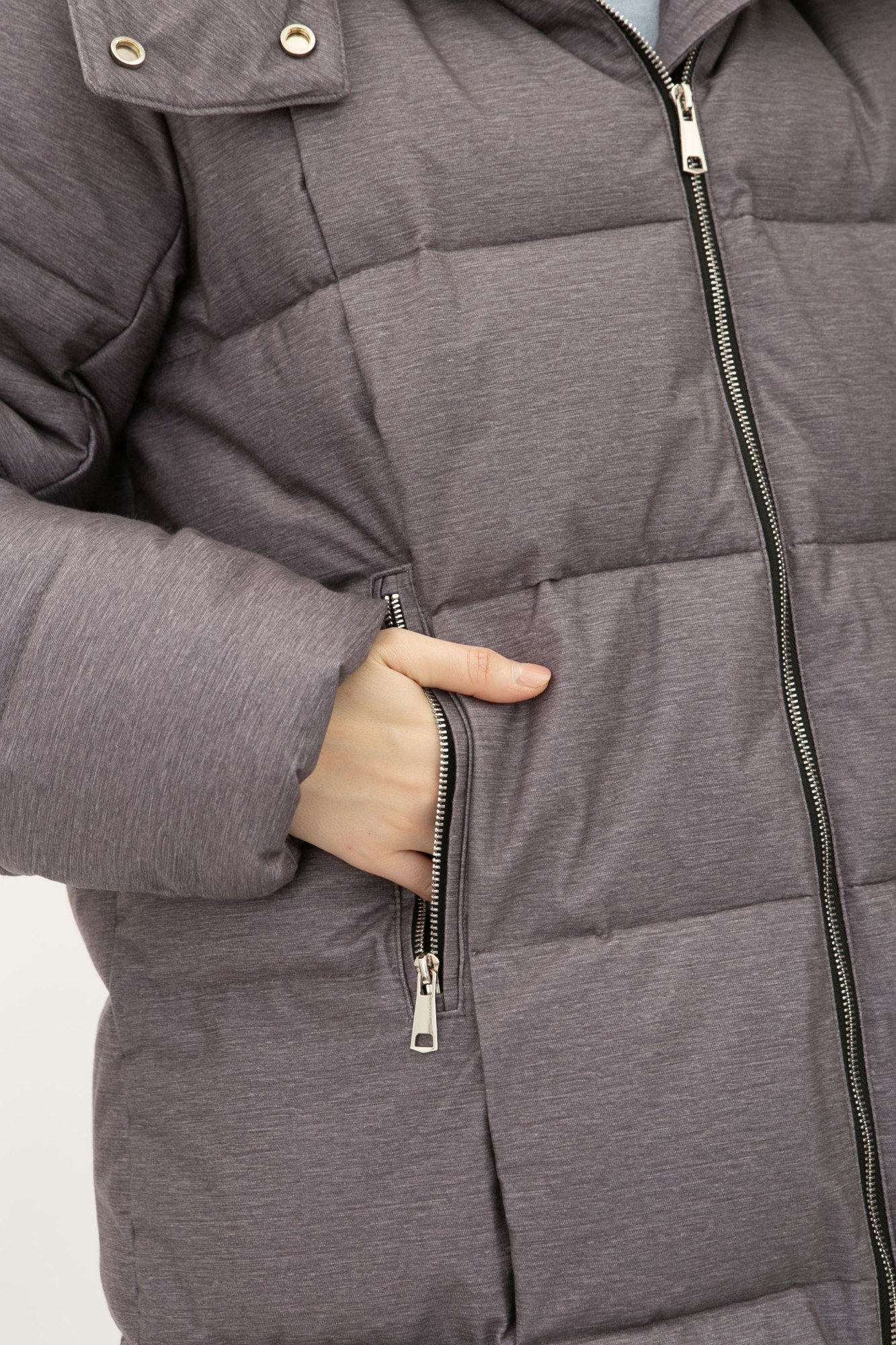 Стьобаний пуховик сірого кольору зі знімним капюшоном 2403/2024