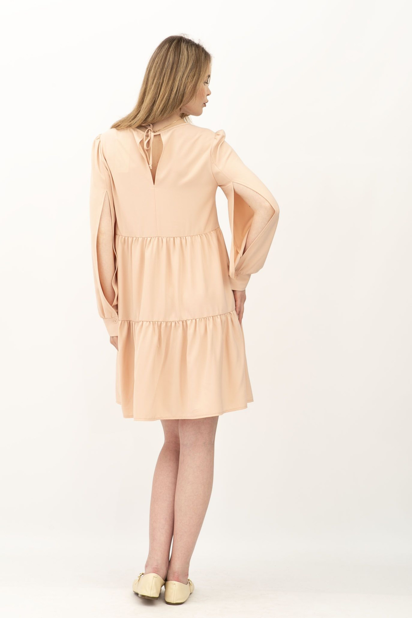 Стильне жіноче плаття з рюшами з костюмної тканини пудрового відтінку Ледія