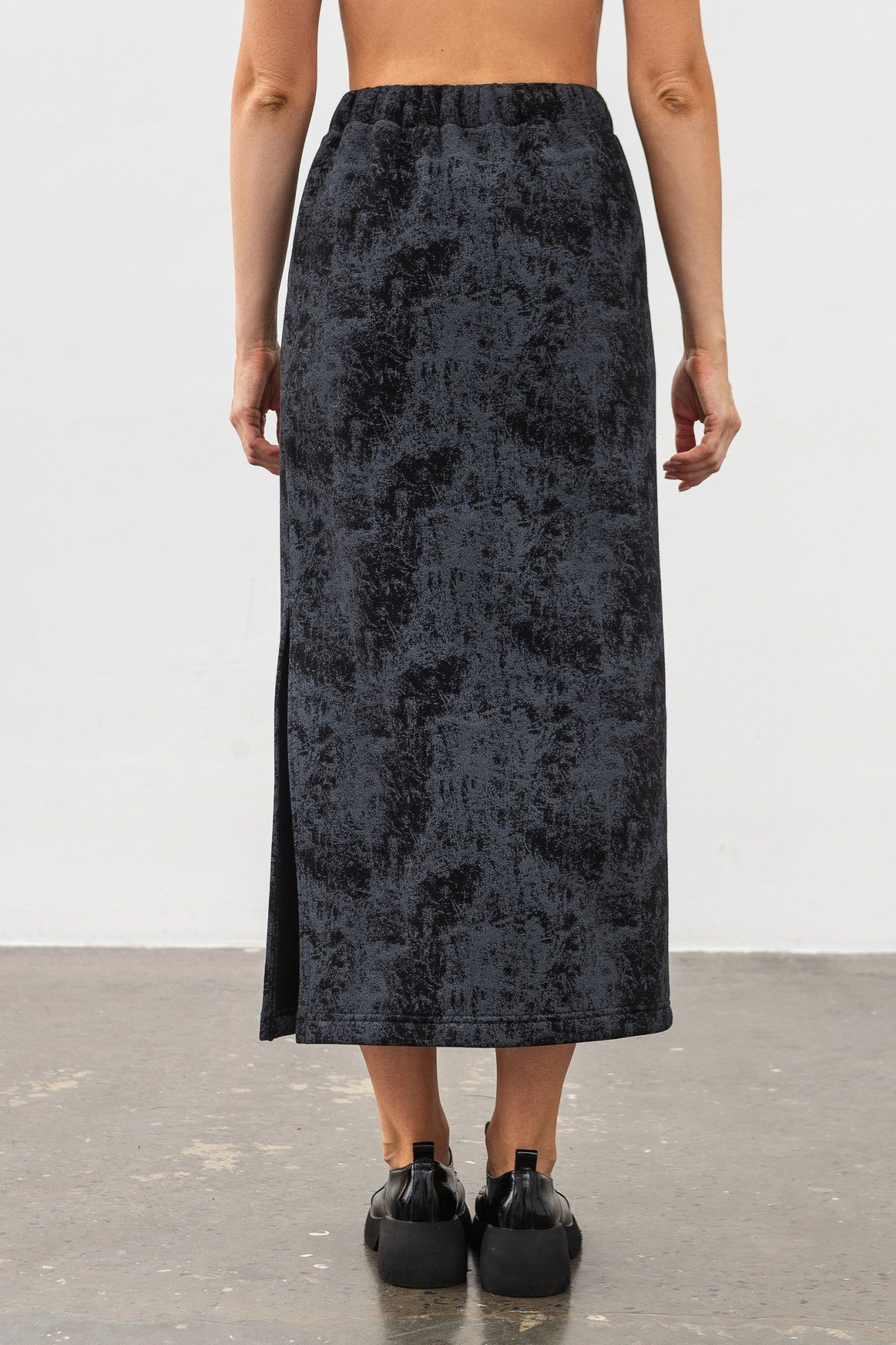 Спідниця трикотажна сірого кольору довжини міді з розрізом Жалін 01