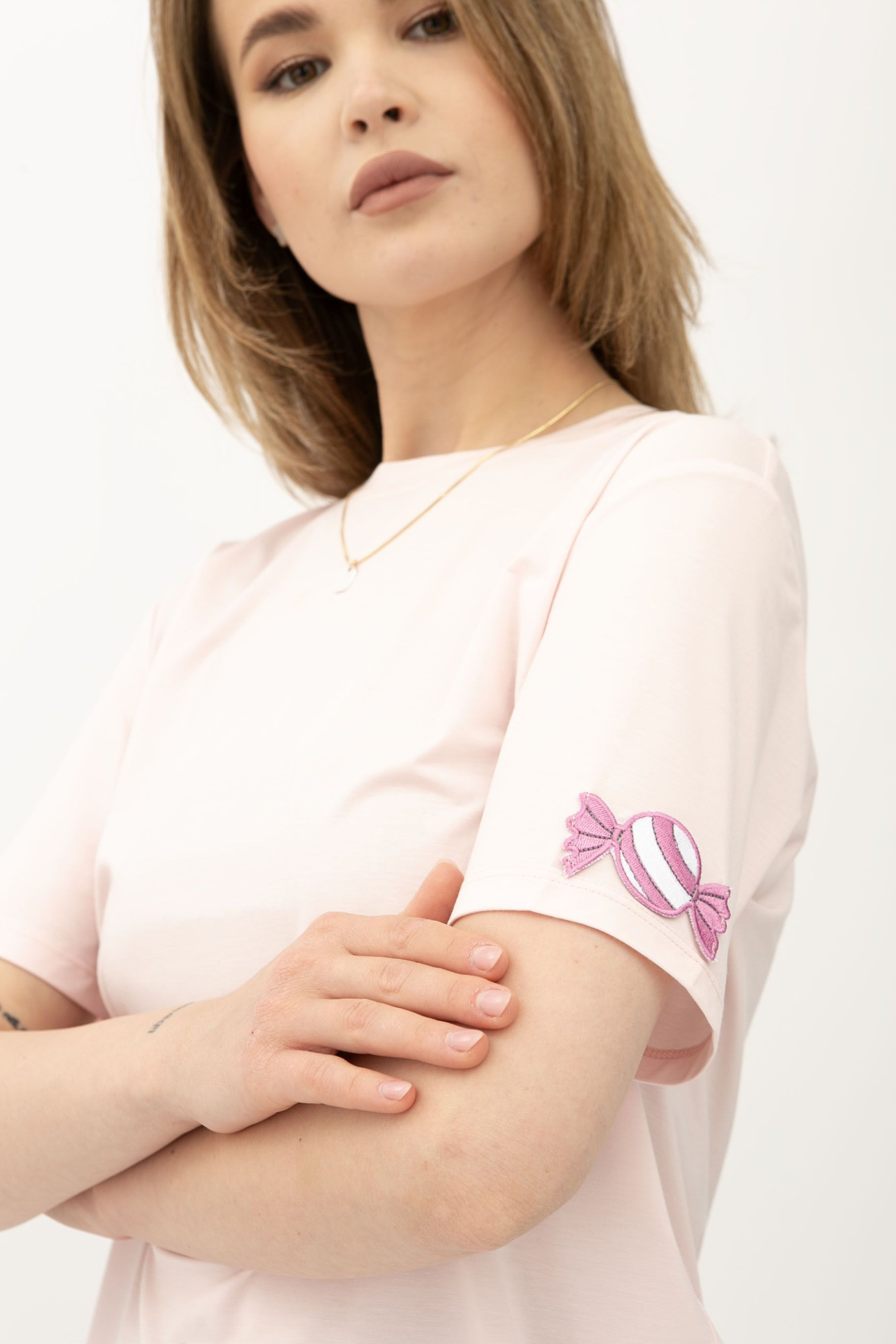 Рожева трикотажна футболка вільного крою з круглою горловиною Такка 02