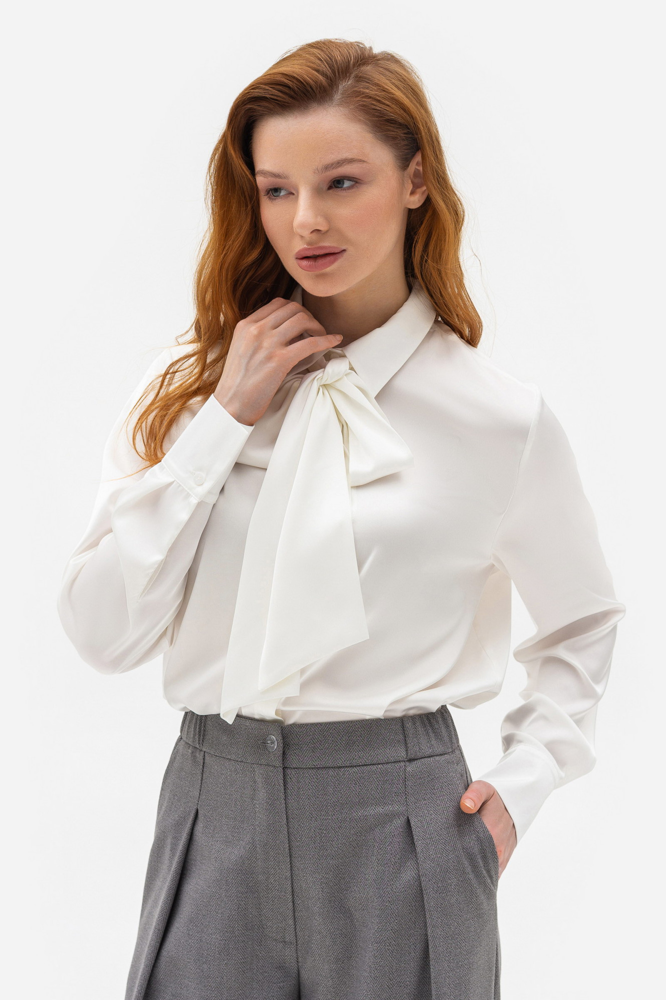 Класична блуза з коміром та довгим рукавом молочного кольору Телета