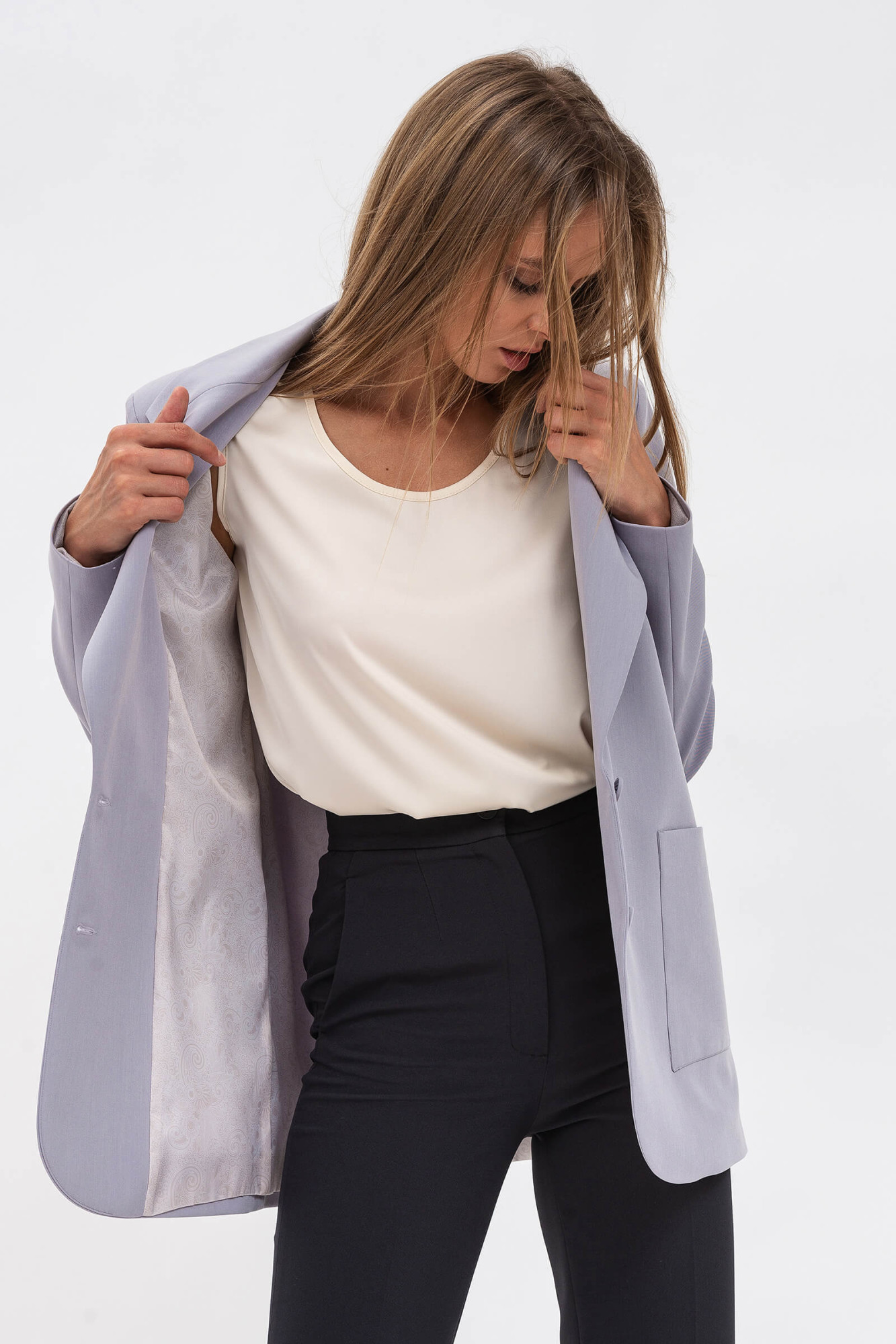 Класичний жіночий жакет на два гудзики сірого кольору Пейсі 01