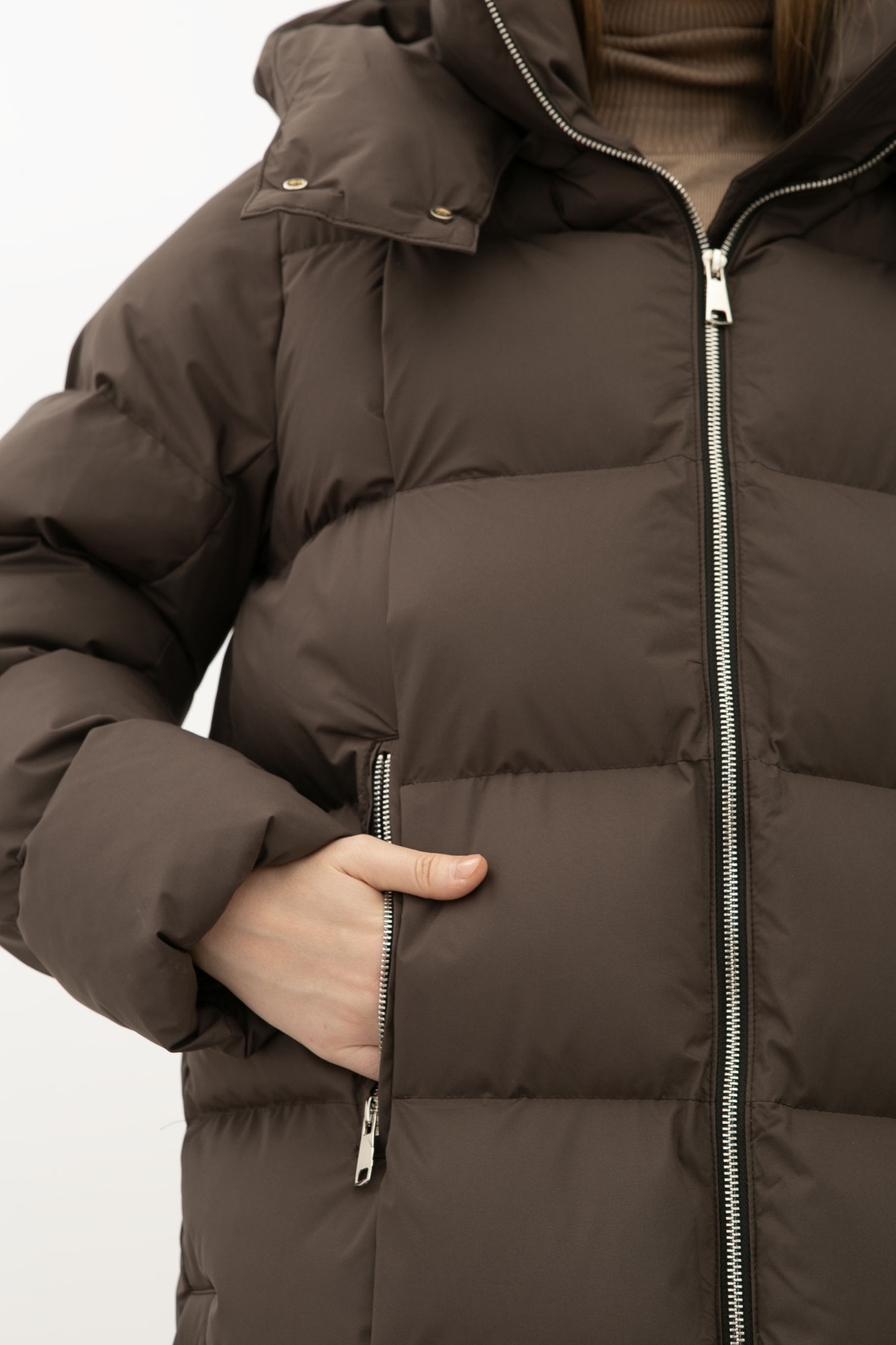 Стьобаний пуховик шоколодного кольору середньої довжини 2405/2024