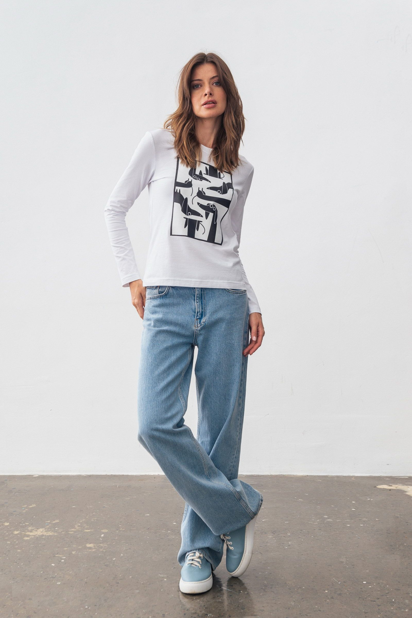 Трикотажний лонгслів білого кольору з округлою горловиною Мелік