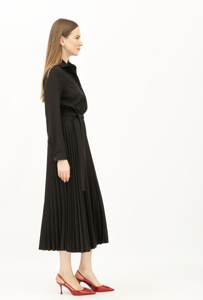 Сукня чорного кольору зі спідницею гофре довжини міді Манід 405