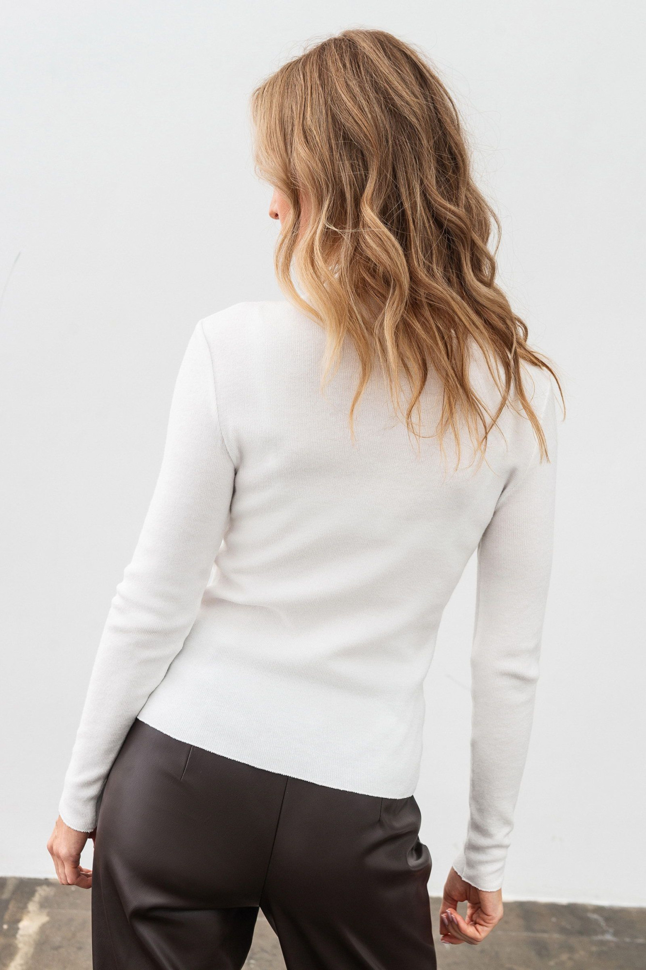 Трикотажний джемпер білого кольору Лістея 02