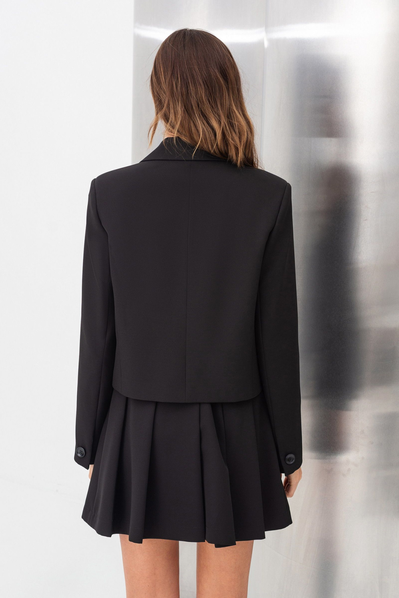 Вкорочений однобортний жакет чорний з костюмної тканини Халина