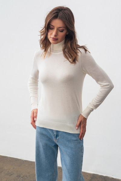 Гольф молочного  кольору з високим коміром 24205001