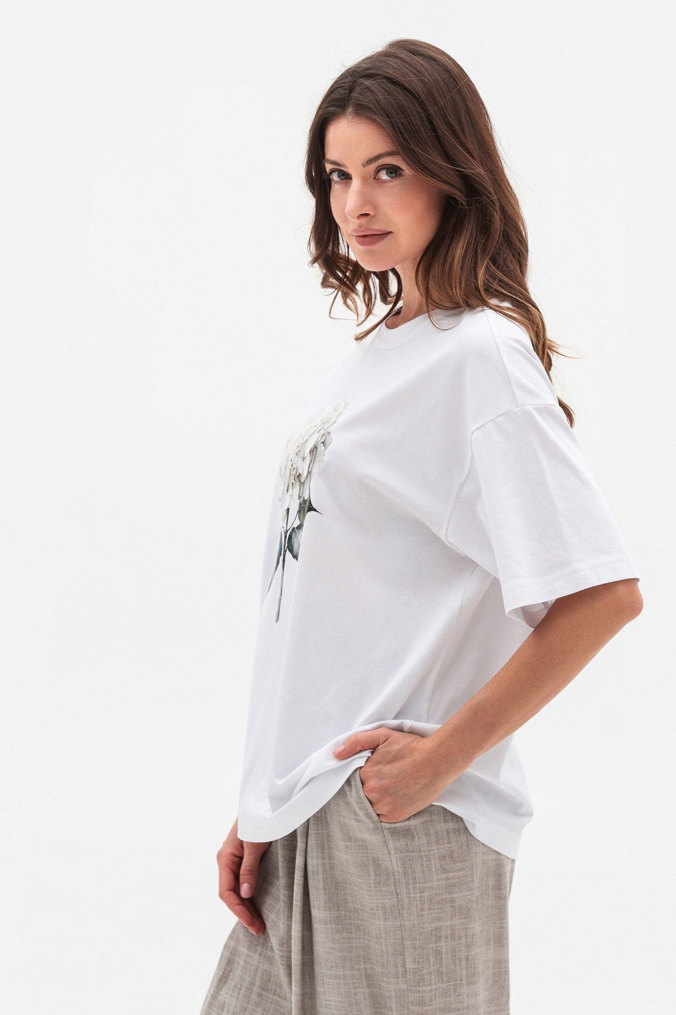 Біла трикотажна футболка вільного крою з круглою горловиною Мірана 01