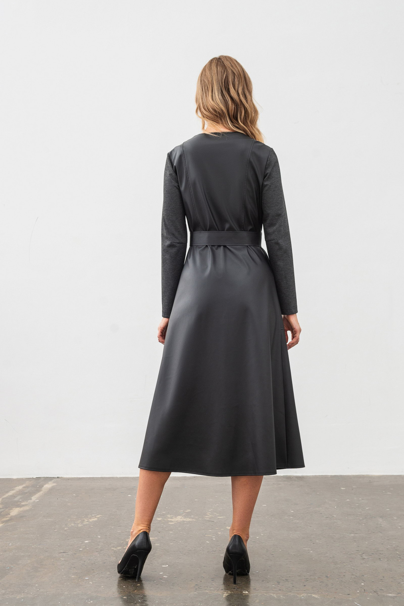 Пряма сукня-сорочка міді довжини з еко шкіри чорного кольору Яглія