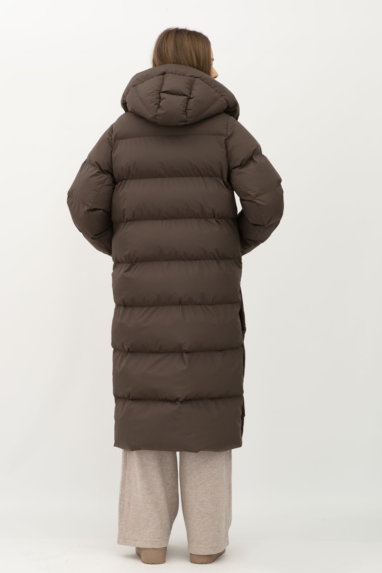 Стьобаний пуховик шоколодного кольору середньої довжини 2405/2024