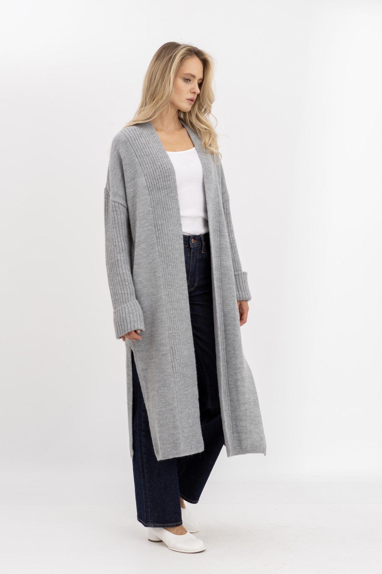 Довгий в'язаний кардиган сірого кольору 925730