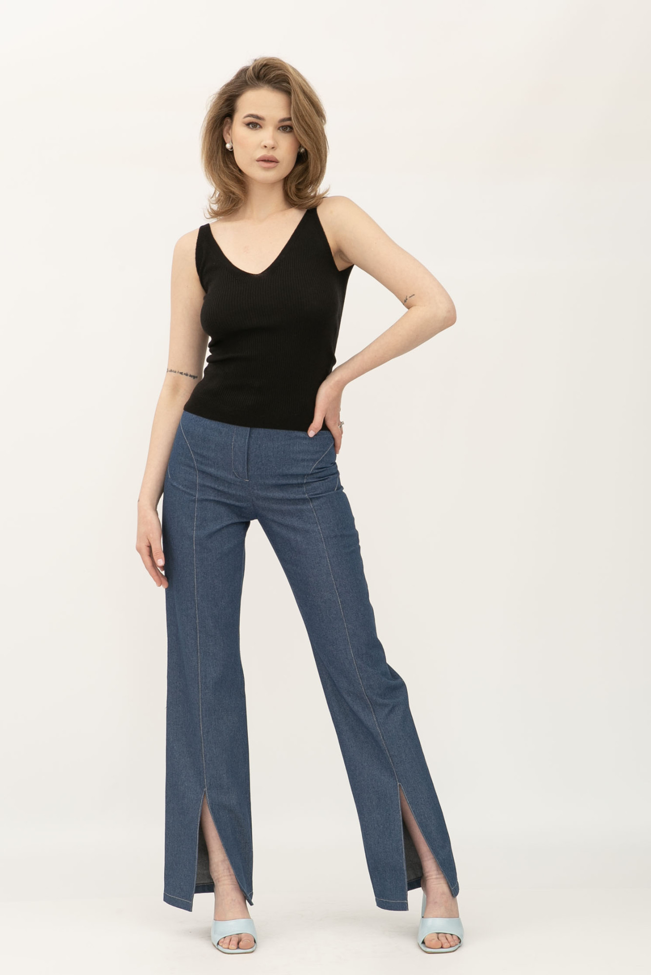 Чорна майка в рубчик з глибоким вирізом 24100502