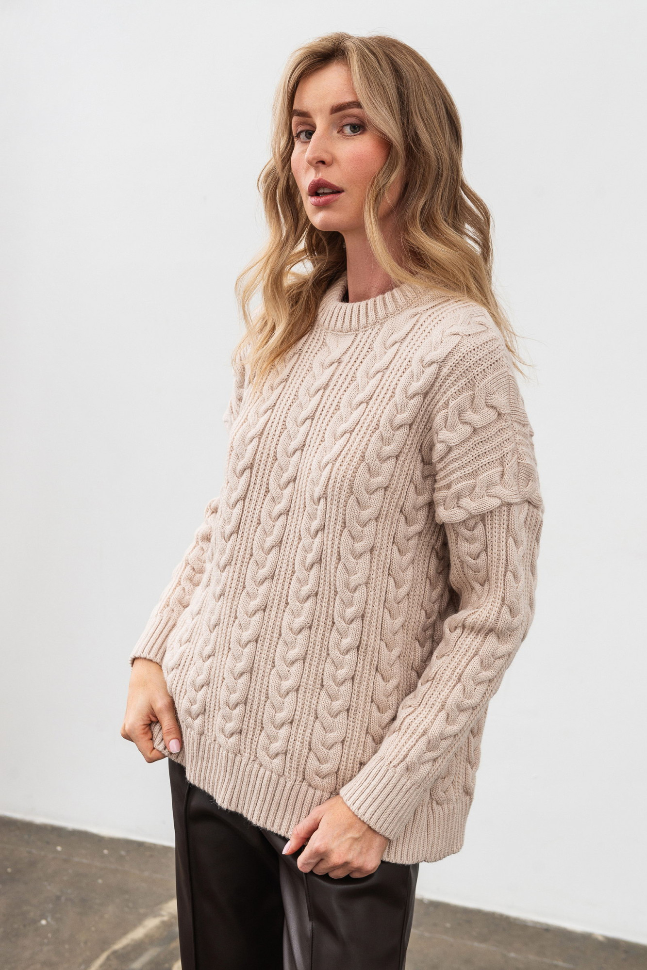 В'язаний подовжений джемпер оверсайз молочного кольору 4590/2024