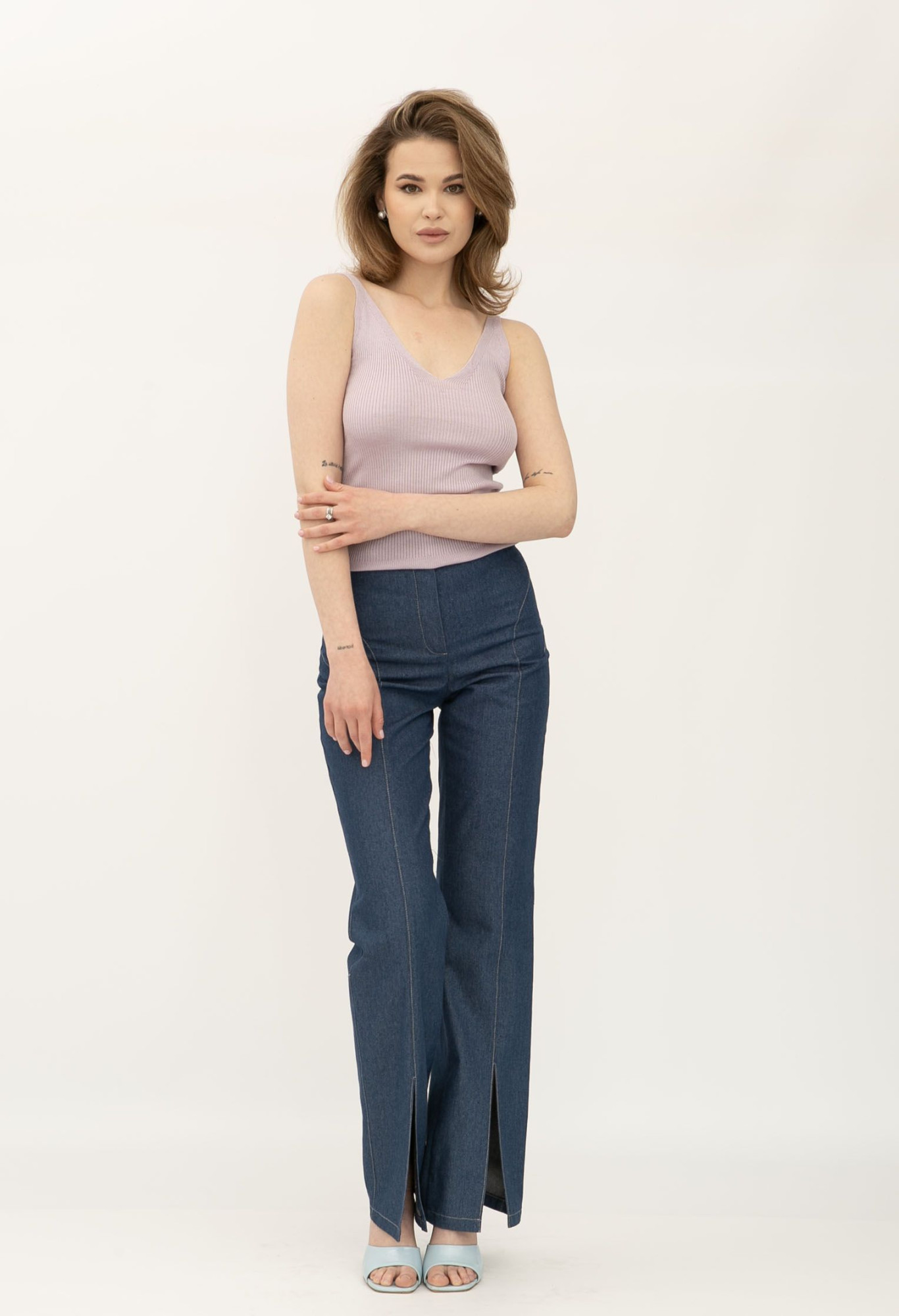 Бузкова майка в рубчик з глибоким вирізом 24100504