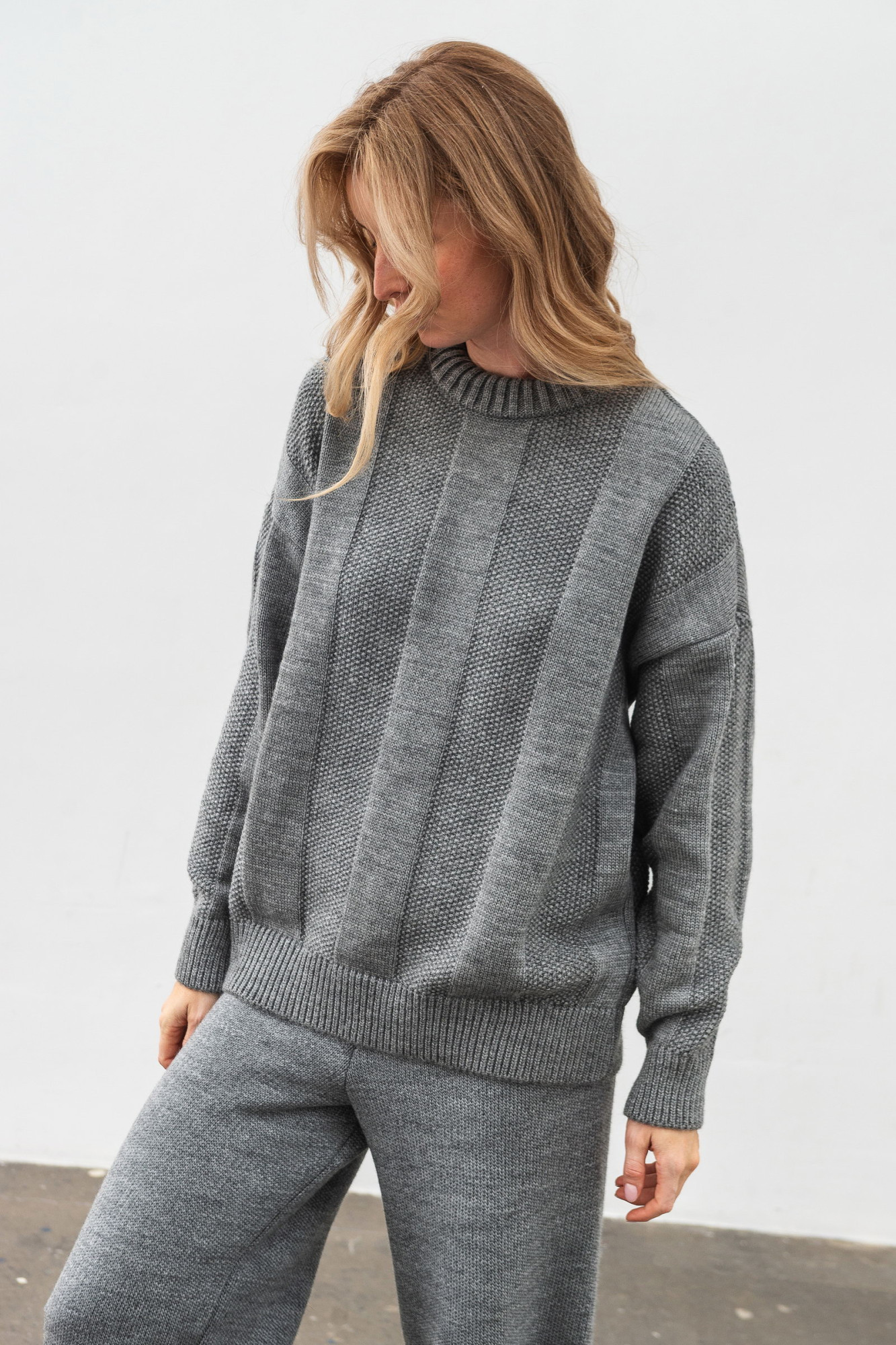 В'язаний жіночий костюм сірого кольору джемпер та штани 4608/2024