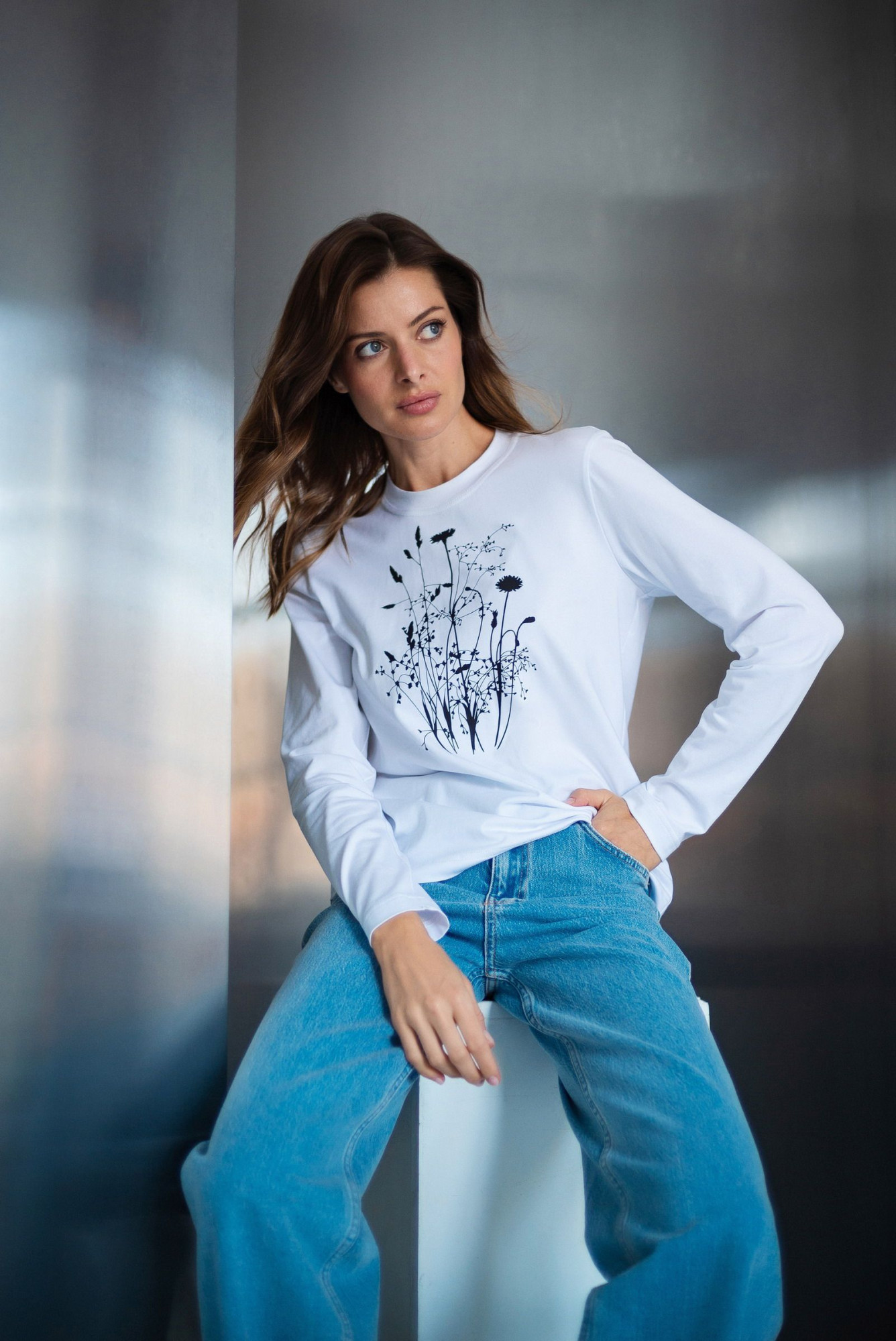 Трикотажний лонгслів білого кольору з округлою горловиною Мелік 02