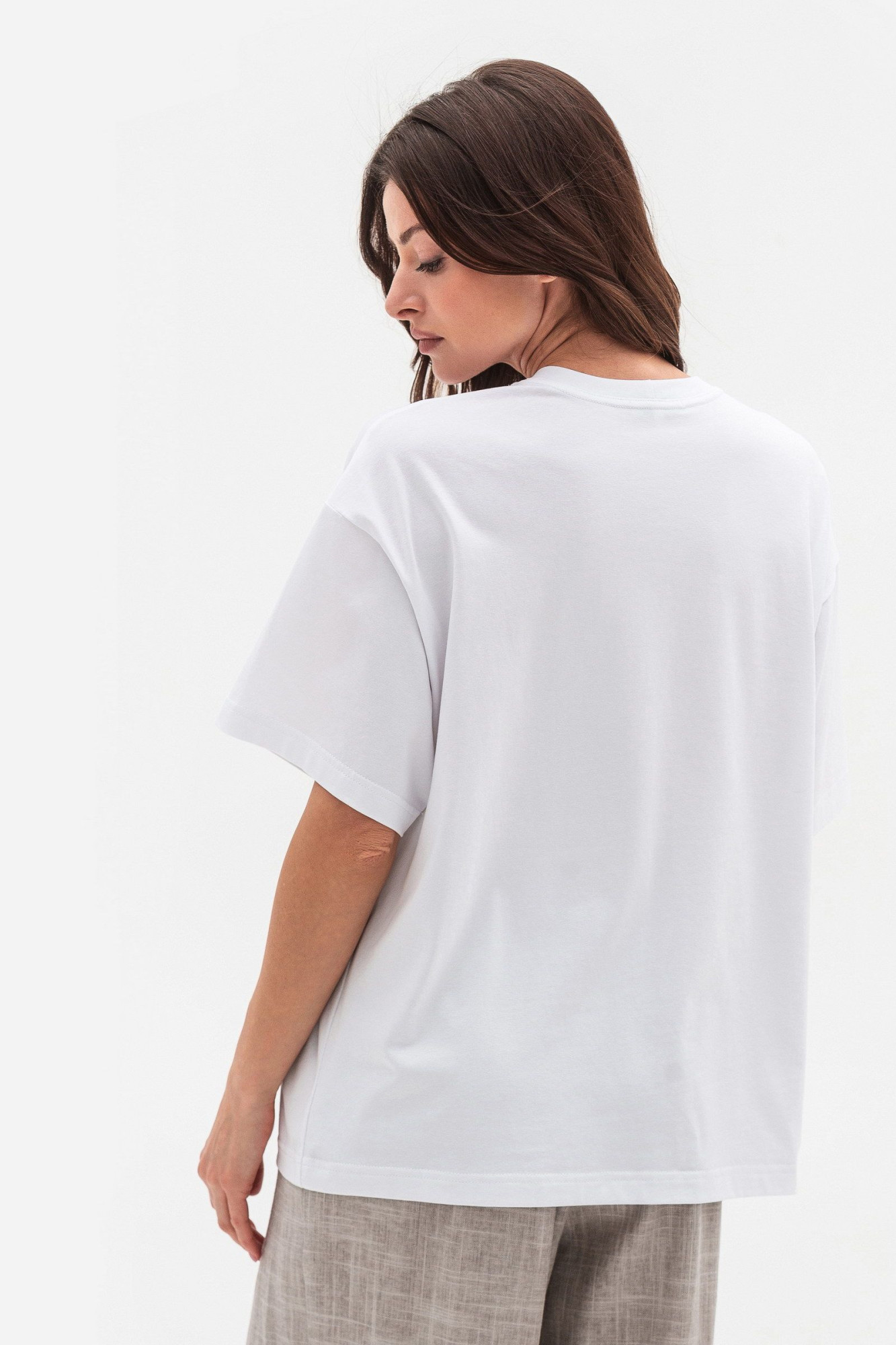Біла трикотажна футболка вільного крою з круглою горловиною Мірана 01