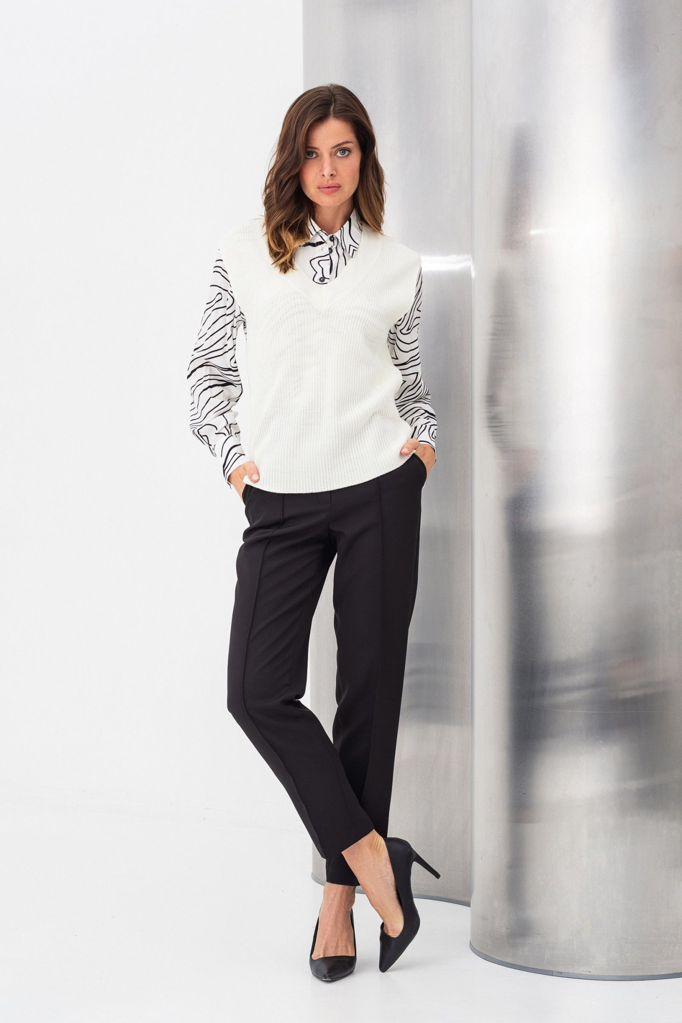 Молочний в'язаний жилет з V-подібним вирізом горловини 24202600