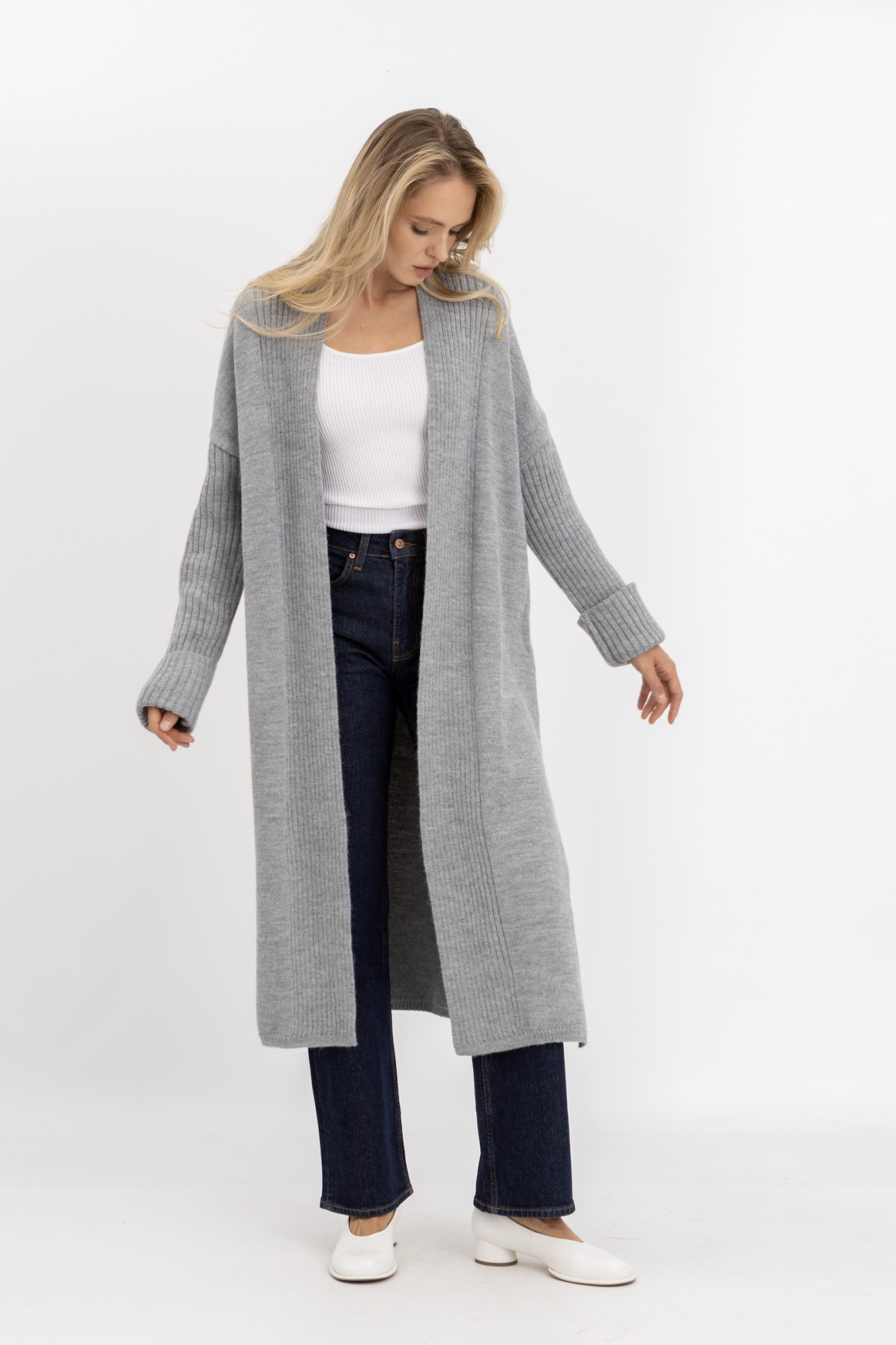 Довгий в'язаний кардиган сірого кольору 925730