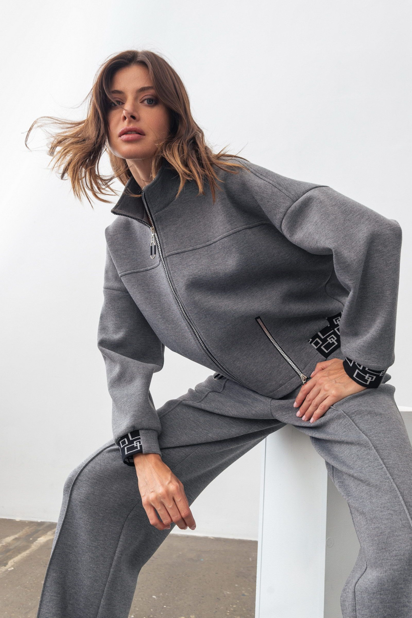 Куртка-бомбер з трикотажу вільного силуету сірого кольору Нембус 03