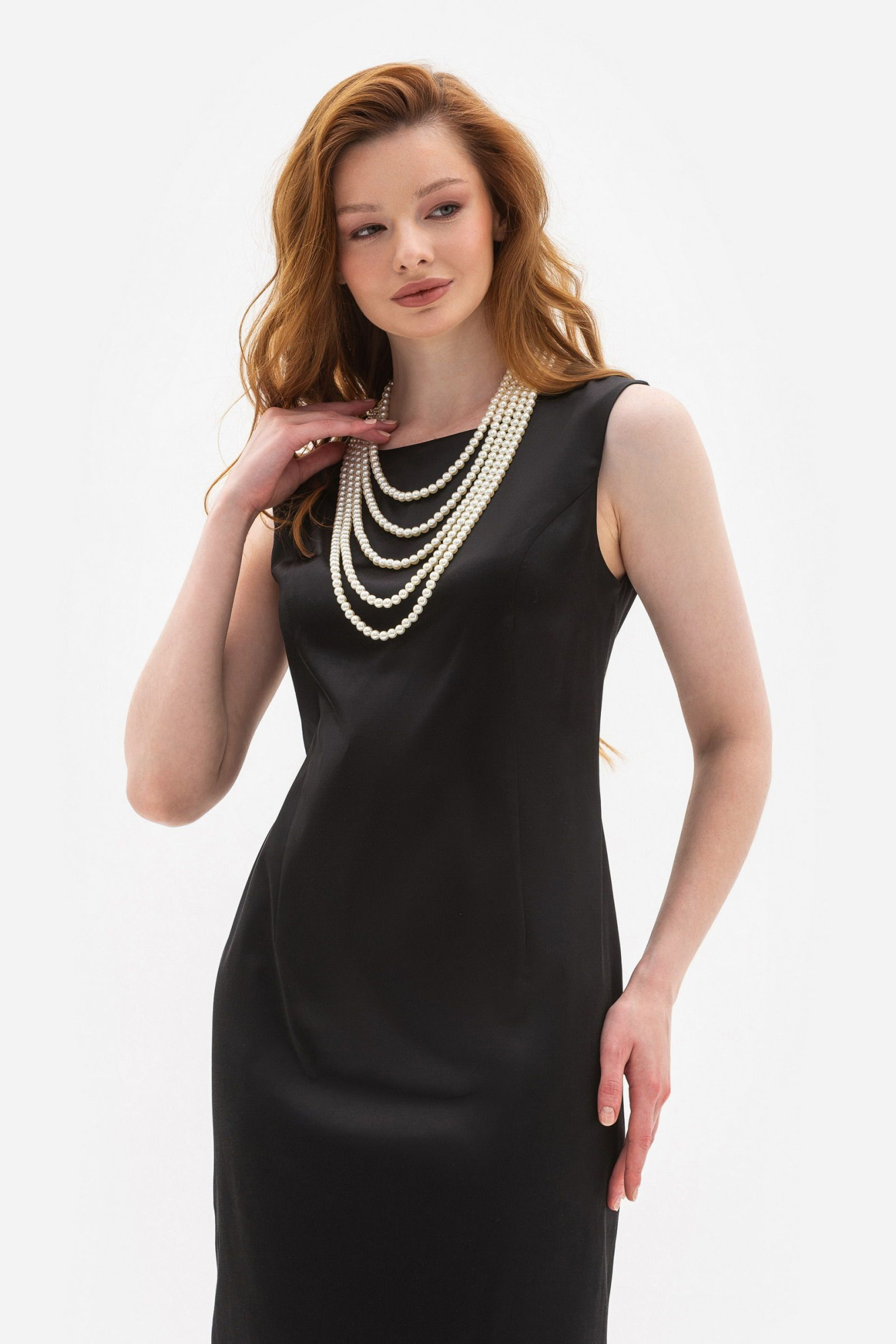 Сукня-футляр чорного кольору довжини міді Лінеса